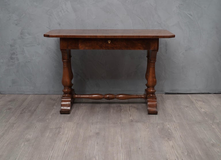 Biedermeier Square Walnut Wood Austrian Writing Desk, 1830 In Good Condition For Sale In Rome, IT