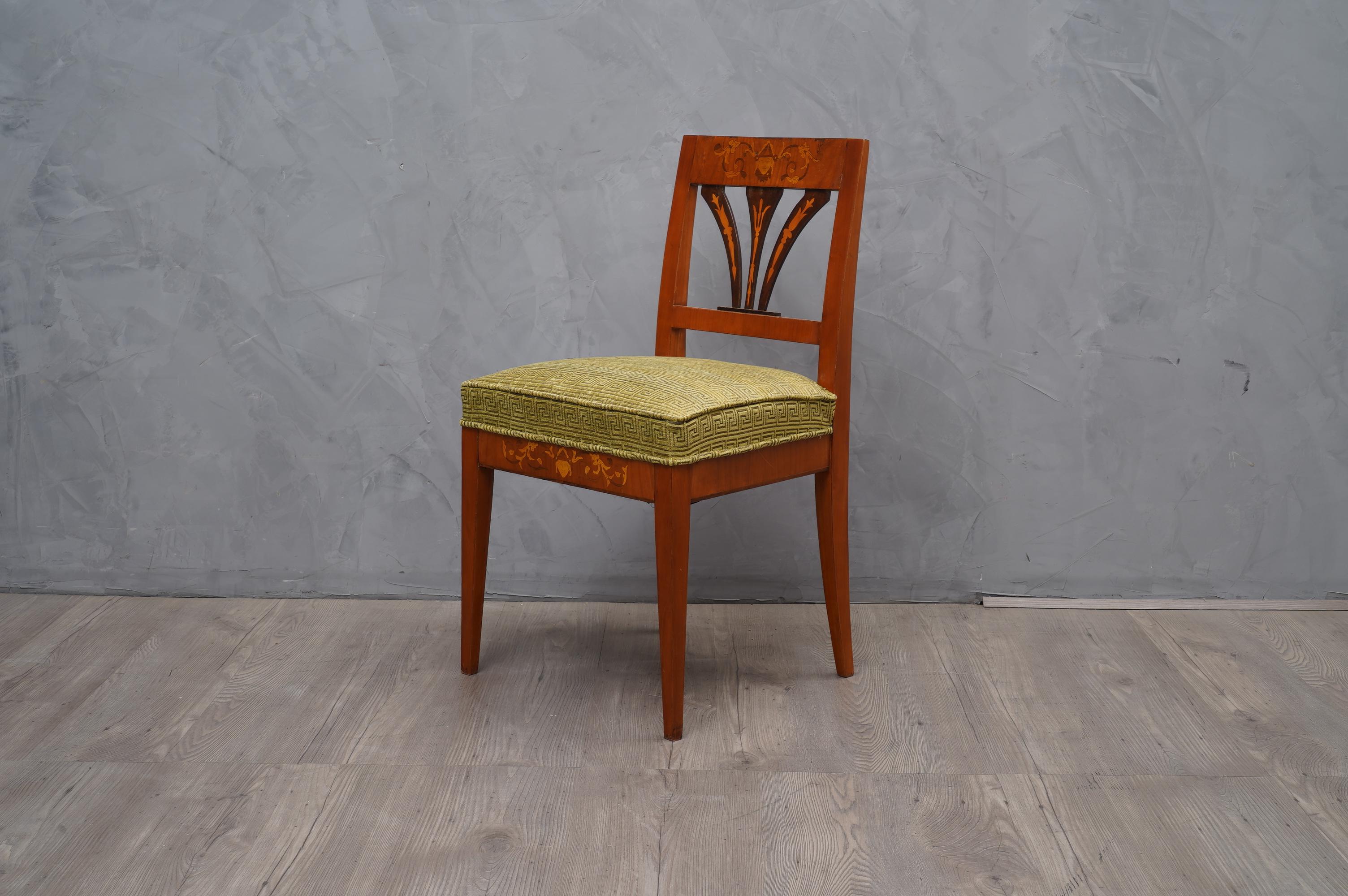 Biedermeier Stühle aus Nussbaum und geometrischem grünem Samt:: 1850 (Österreichisch) im Angebot