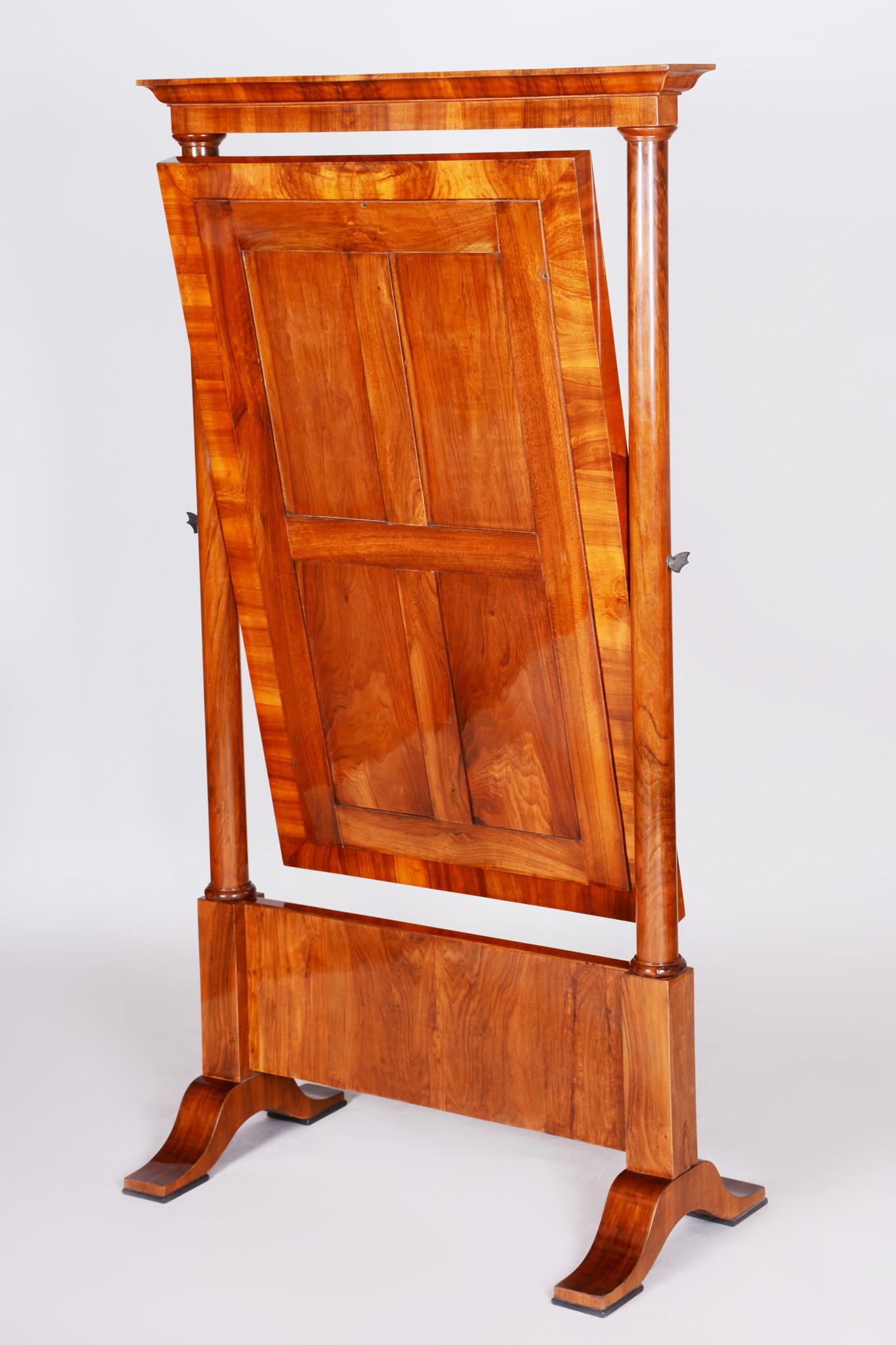 Biedermeier Standing Mirror Made in Austria circa 1810, Fully Restored Walnut For Sale 9