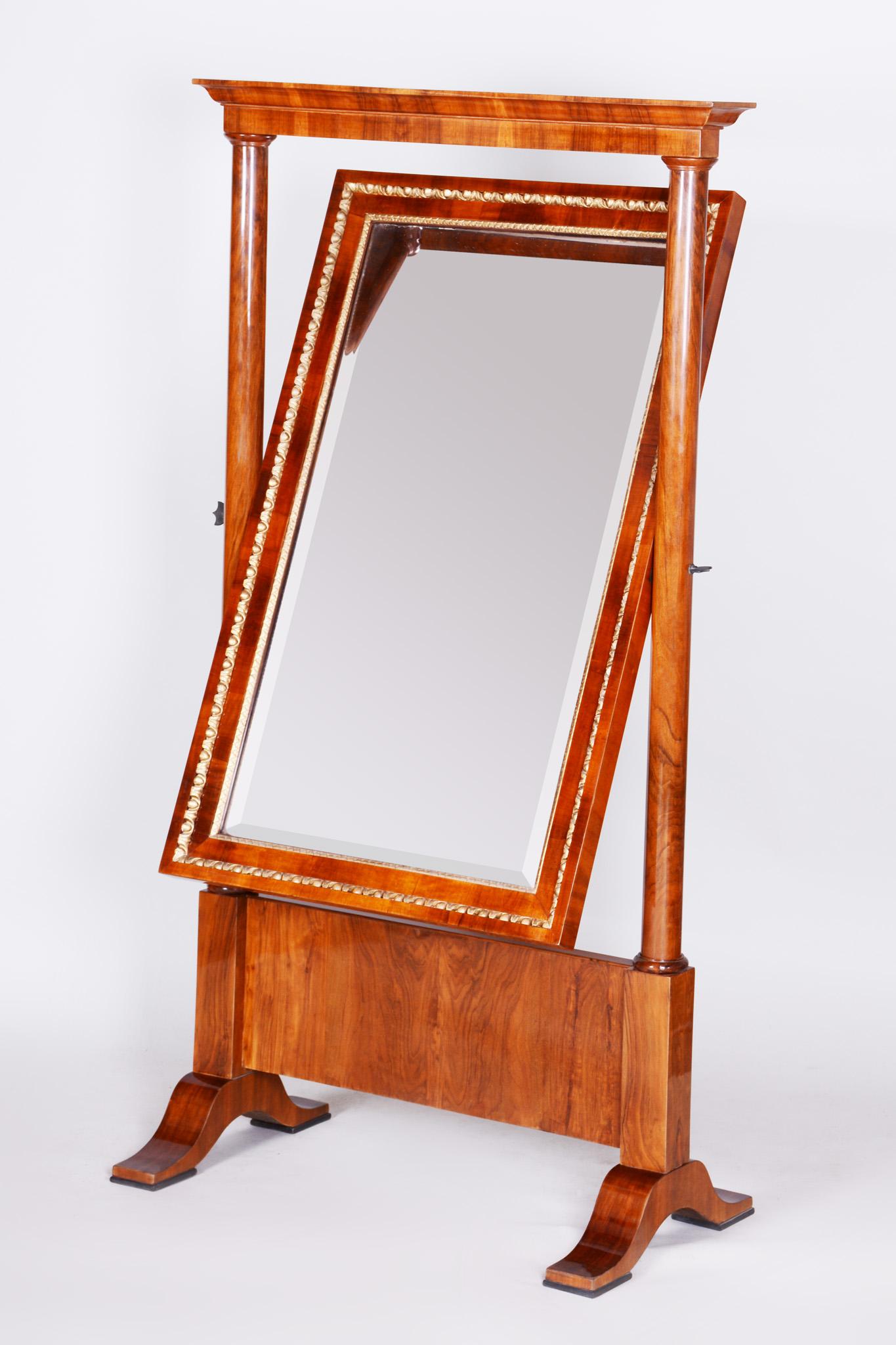 Biedermeier Standing Mirror Made in Austria circa 1810, Fully Restored Walnut For Sale 1