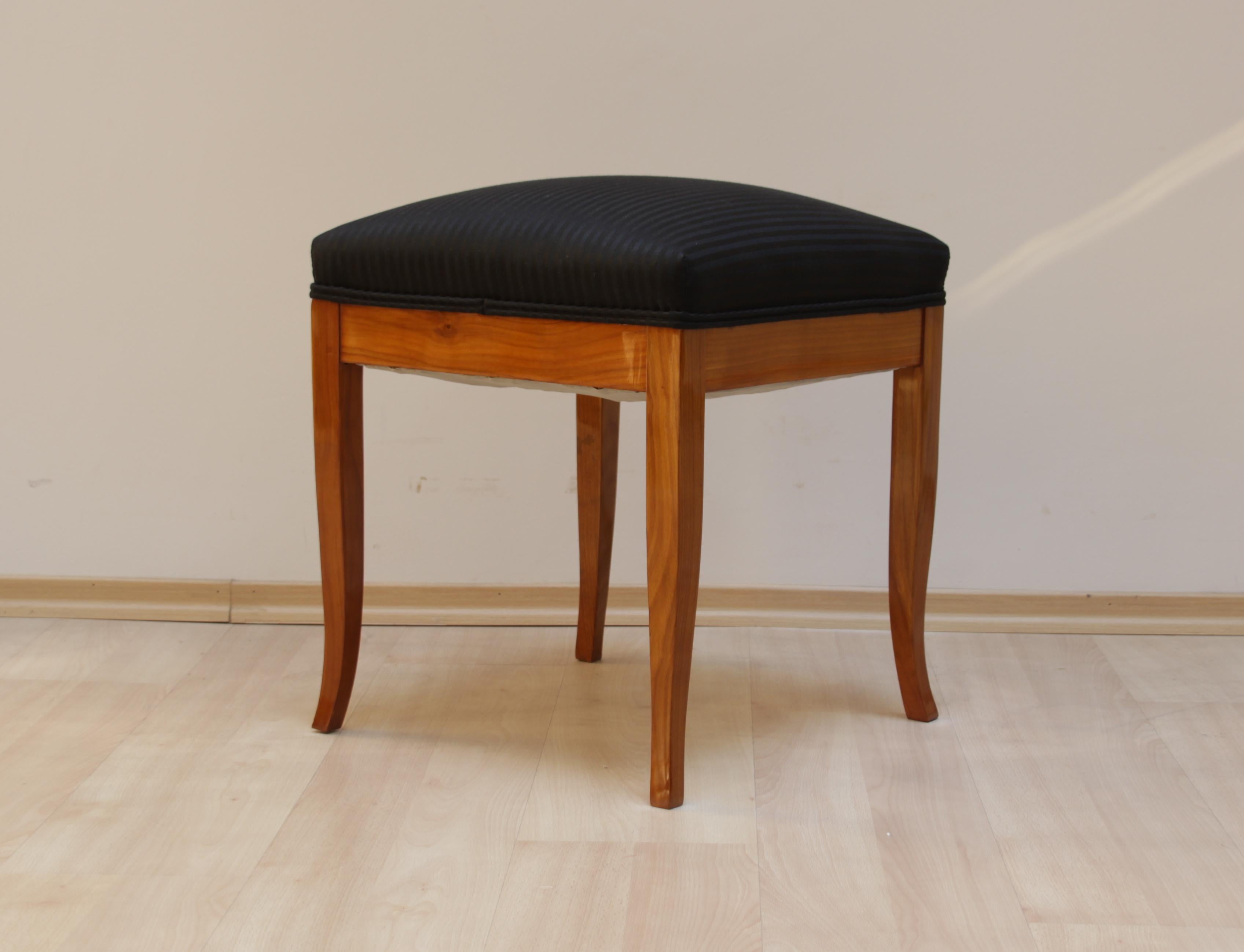 Wonderful, classic and very spartan Stool / Pouff from South Germany, 2nd Biedermeier period, late 19. century.
Cherry veneer and solid wood, hand-polished with shellac.
New upholstery with black-on-black striped fabric and surrounding double keder.