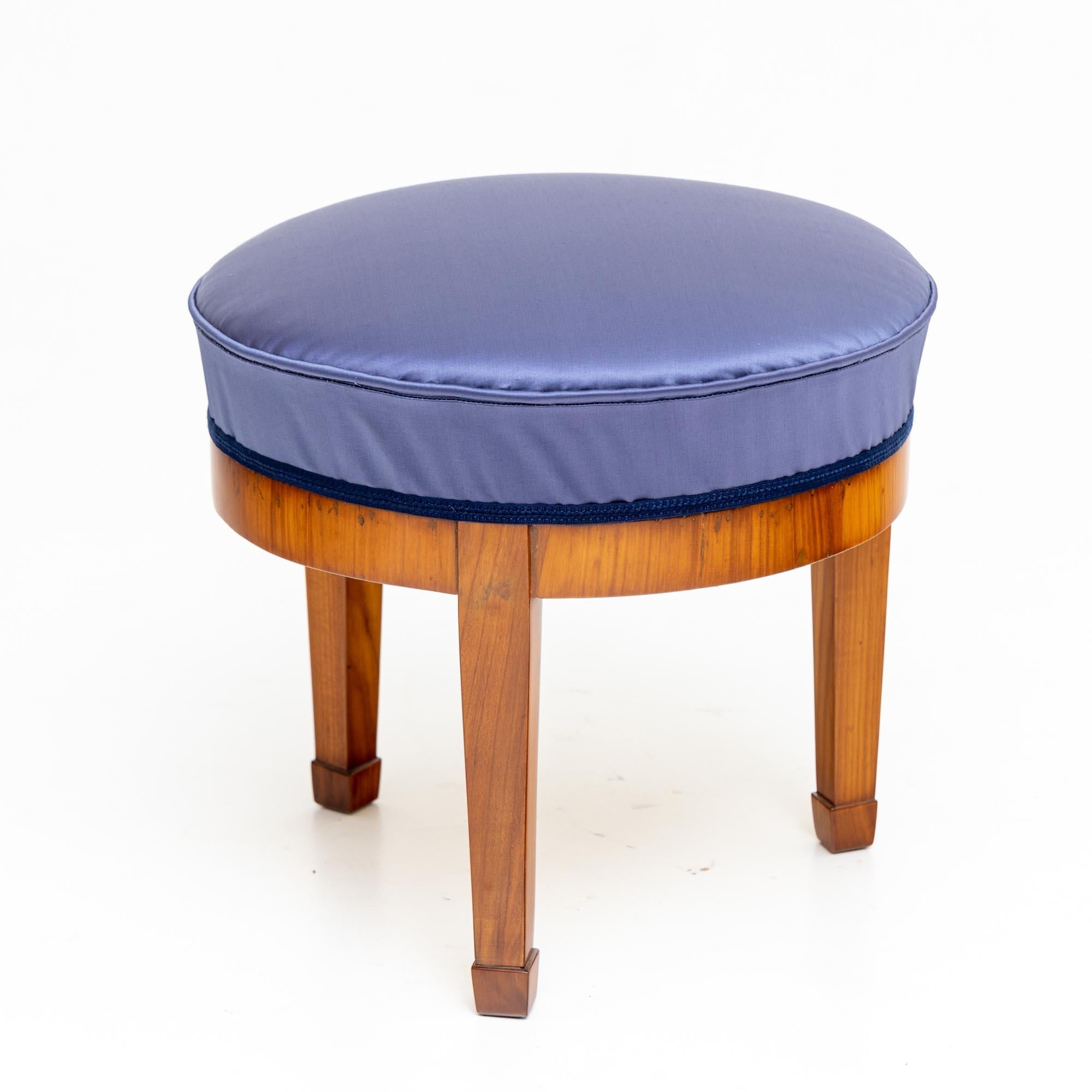 Biedermeier Stool with Satin Cover, c. 1820 In Good Condition For Sale In Greding, DE