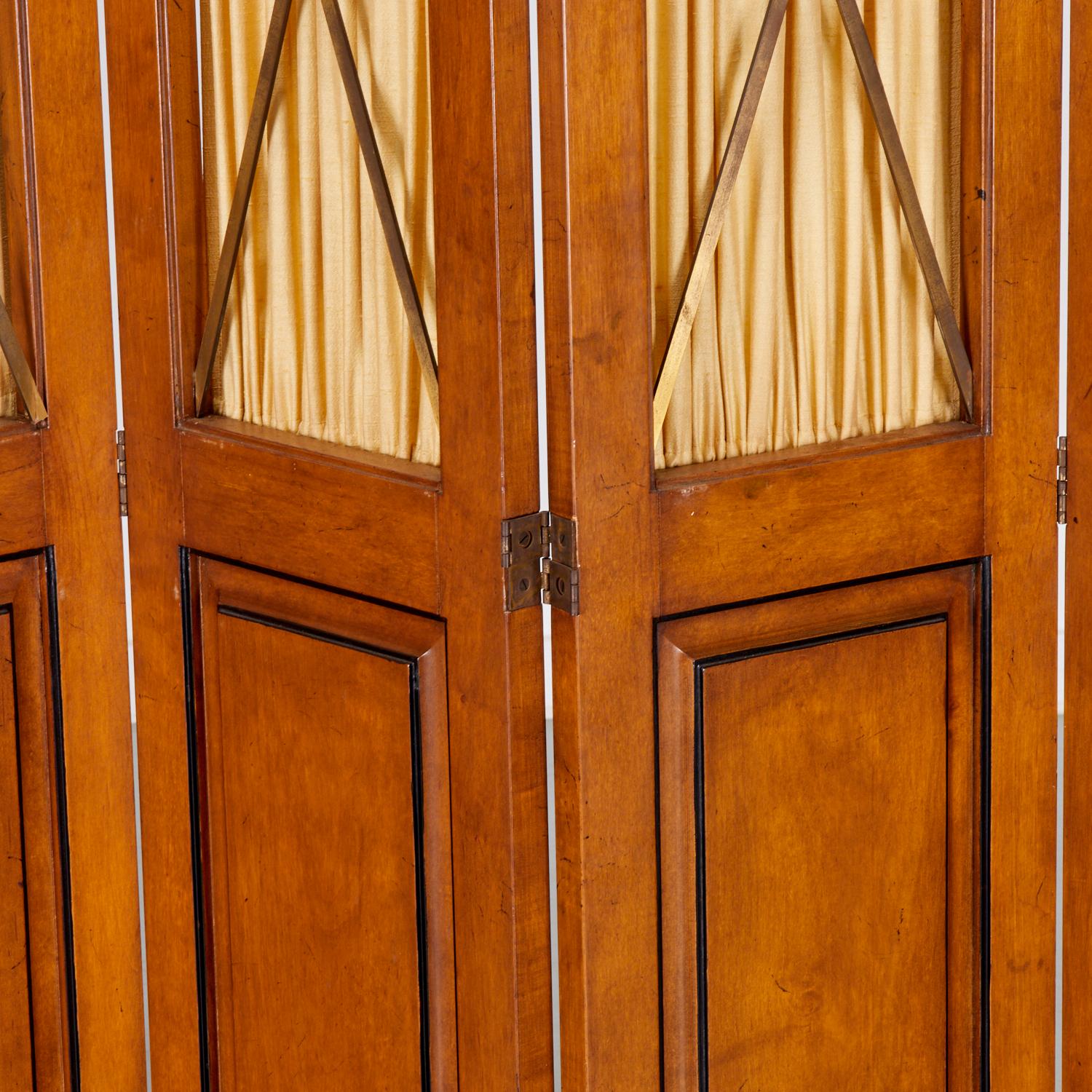 20e s., un colis à 5 panneaux de style Biedermeier en acajou ébonisé avec des rideaux de soie couleur champagne et une grille en laiton x panneaux, non marqué.

Cette cloison permet de préserver une partie de l'intimité et de laisser passer la