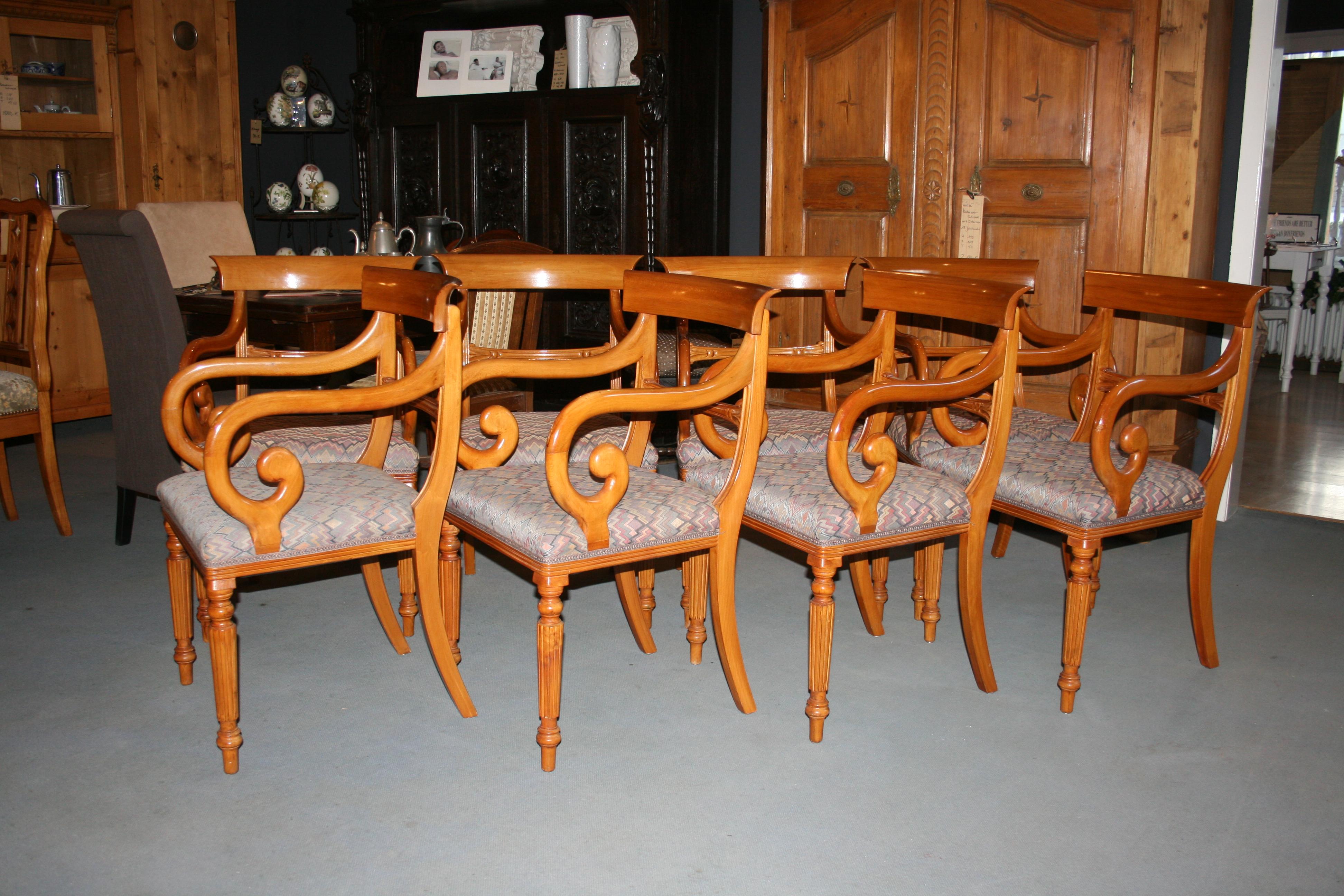 Schöne Sesselgruppe bestehend aus 8 so genannten Säbelsesseln aus Bugholz (kirschbaumfarben gebeizt) im Biedermeier-Stil. 

Abmessungen: 89 cm hoch, 55 cm breit, 51 cm tief; Sitzhöhe 48 cm