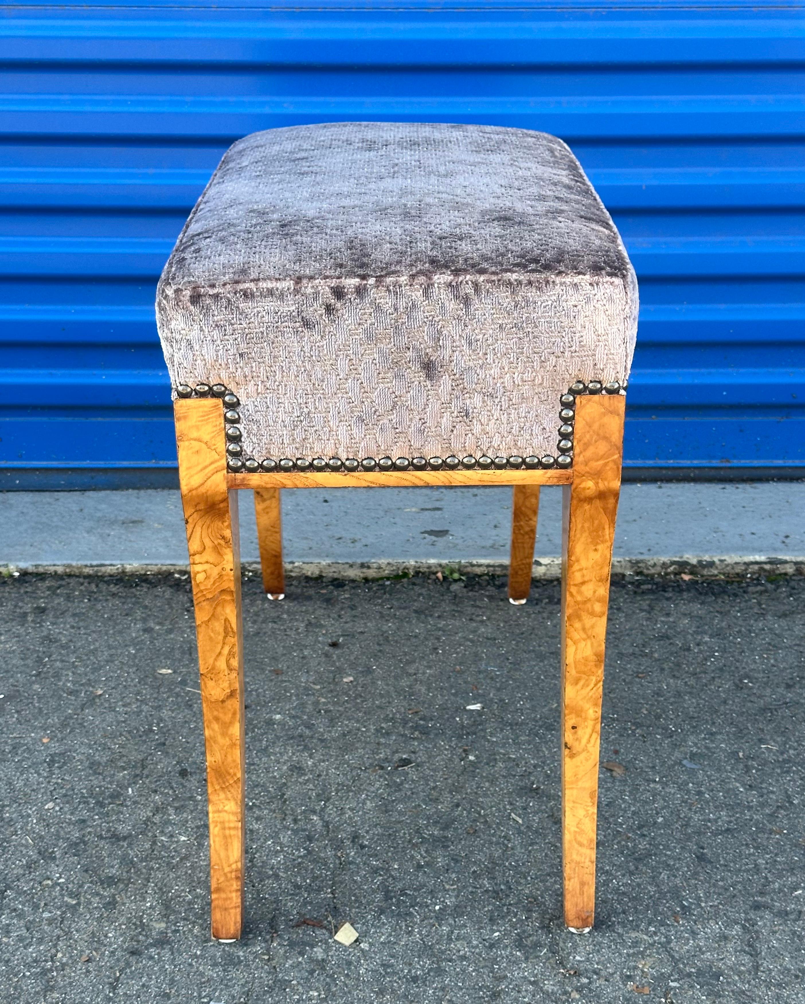Banc de style Biedermeier avec pieds en ronce d'olivier de William Switzer en vente 4