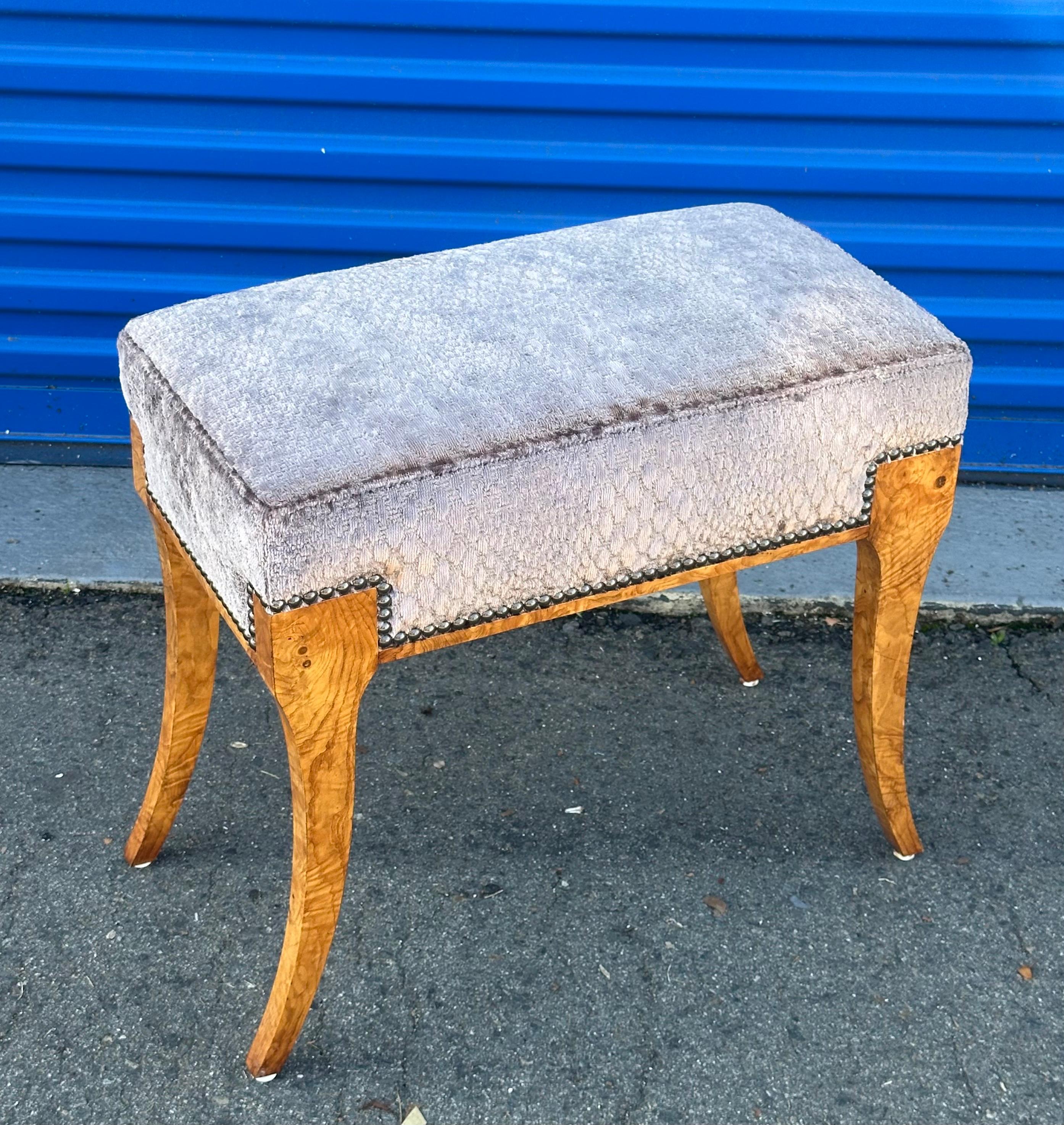 Banc de style Biedermeier avec pieds en ronce d'olivier de William Switzer en vente 5