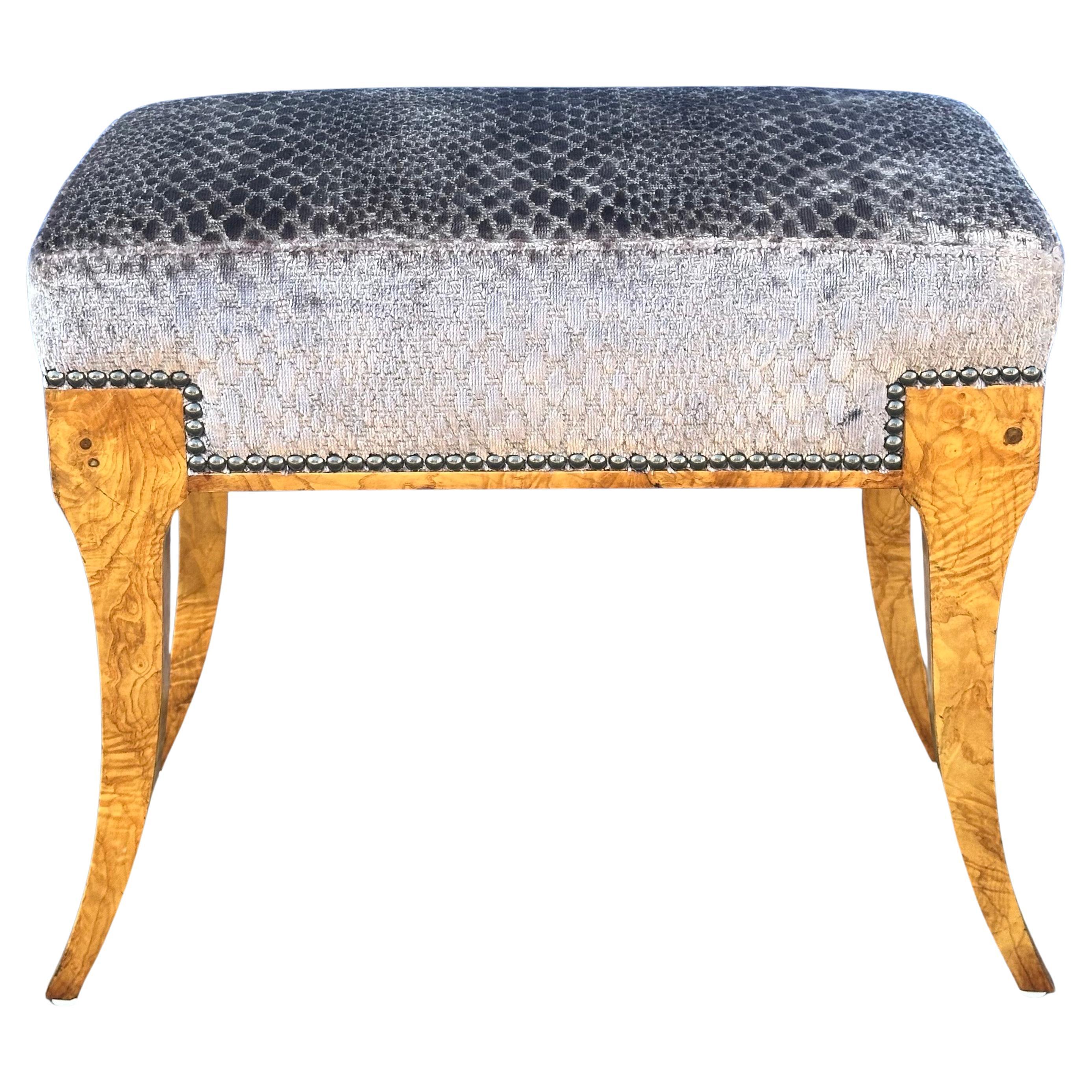 Magnifique banc de style Biedermeier avec pieds en ronce de bois d'olivier, garniture de tête de clou et tissu chenille à imprimé animalier de William Switzer, vers les années 2010.  Le banc est en très bon état, mesure 24 