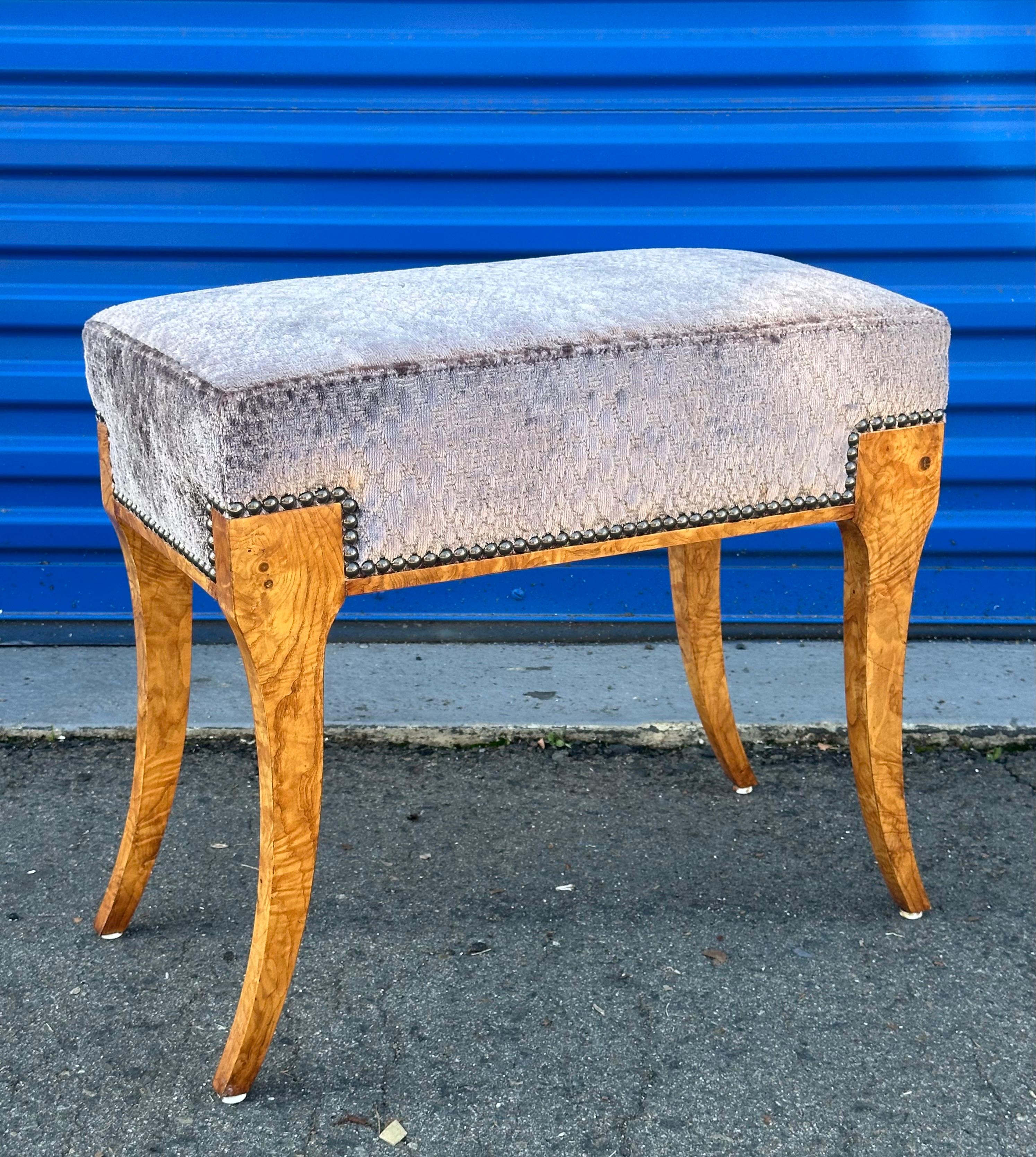 XXIe siècle et contemporain Banc de style Biedermeier avec pieds en ronce d'olivier de William Switzer en vente