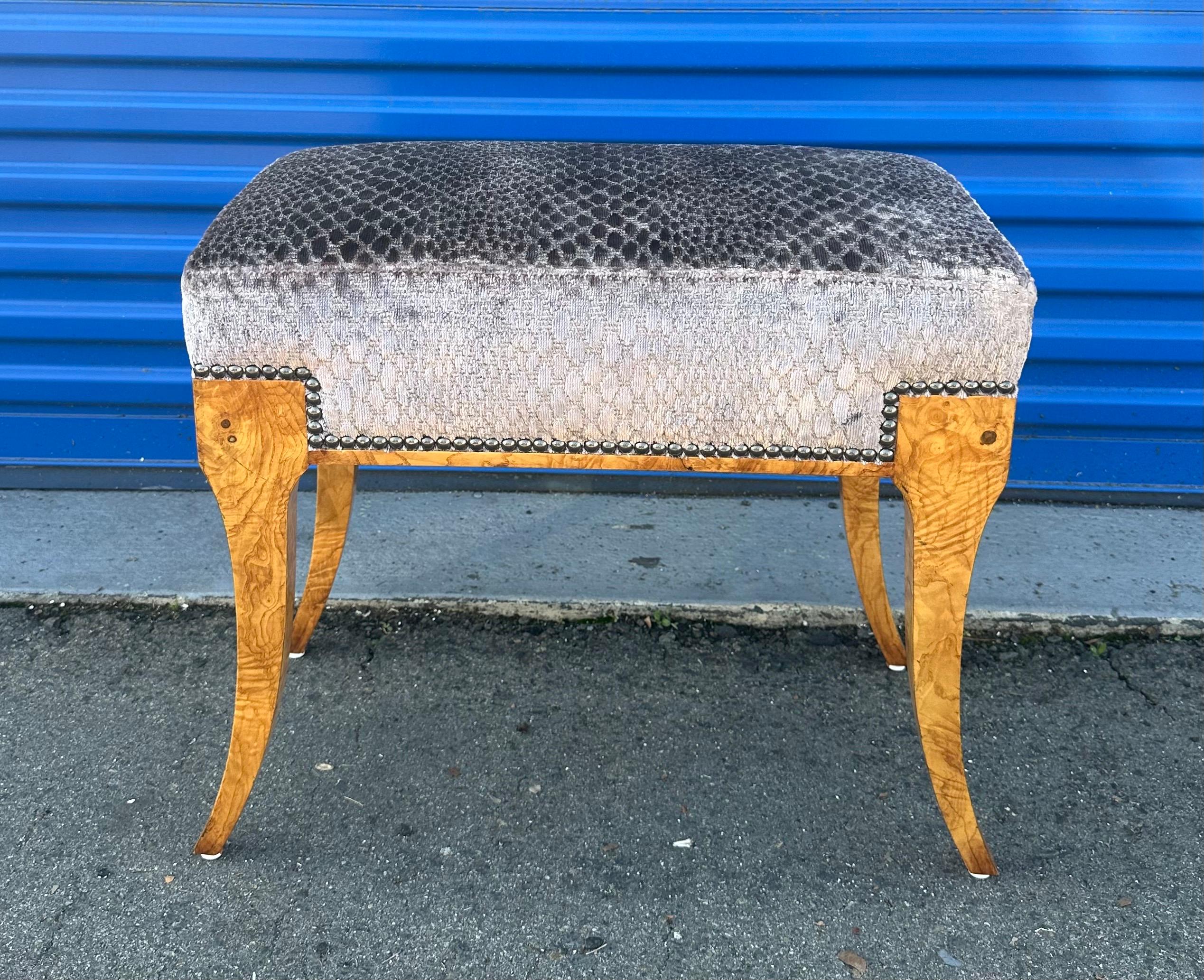Tissu Banc de style Biedermeier avec pieds en ronce d'olivier de William Switzer en vente