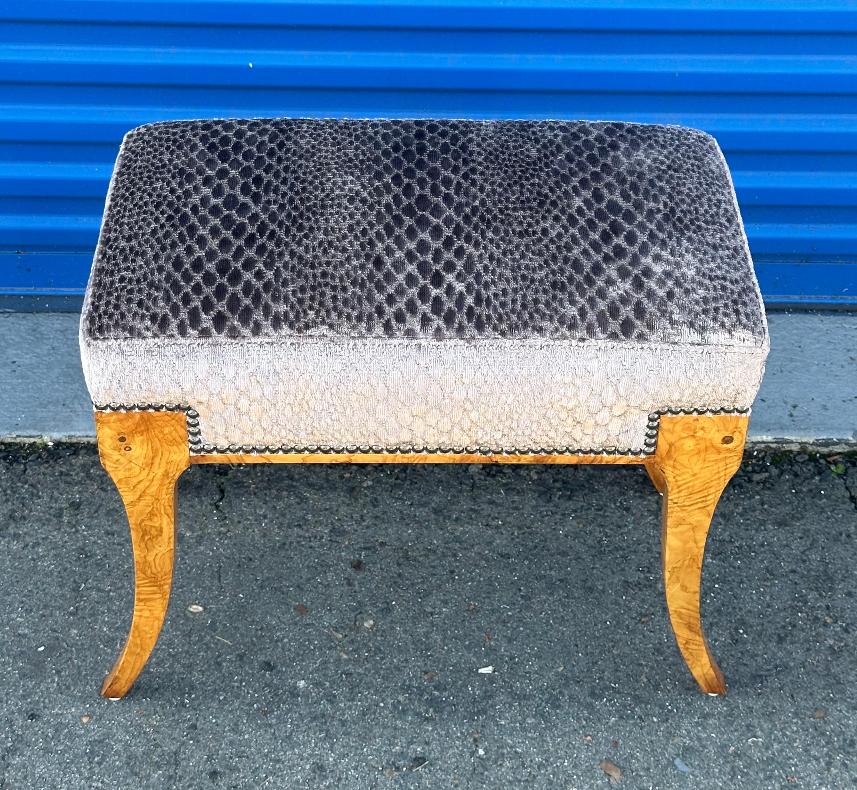Banc de style Biedermeier avec pieds en ronce d'olivier de William Switzer en vente 1