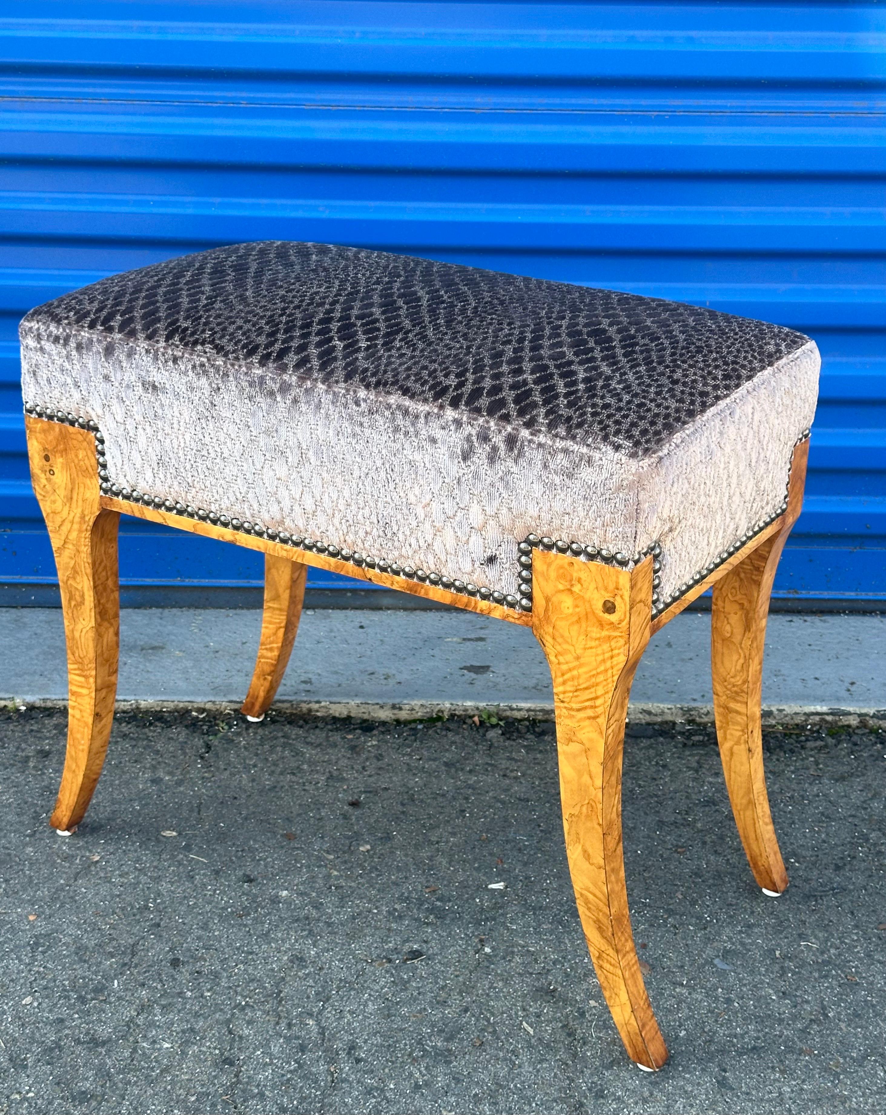 Banc de style Biedermeier avec pieds en ronce d'olivier de William Switzer en vente 2