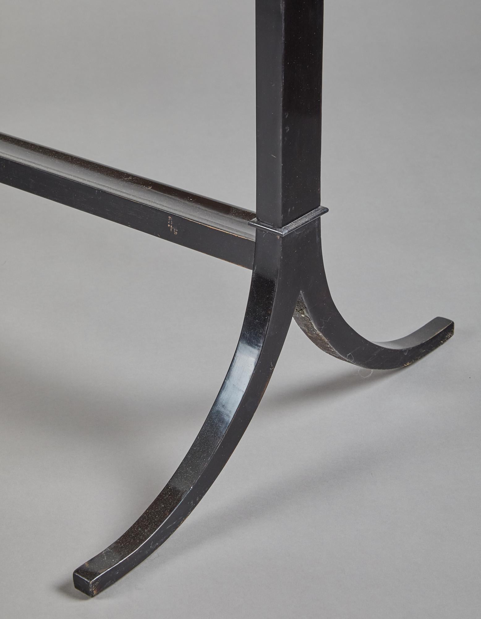 Legno Tavolo in lacca nera in stile Biedermeier in vendita