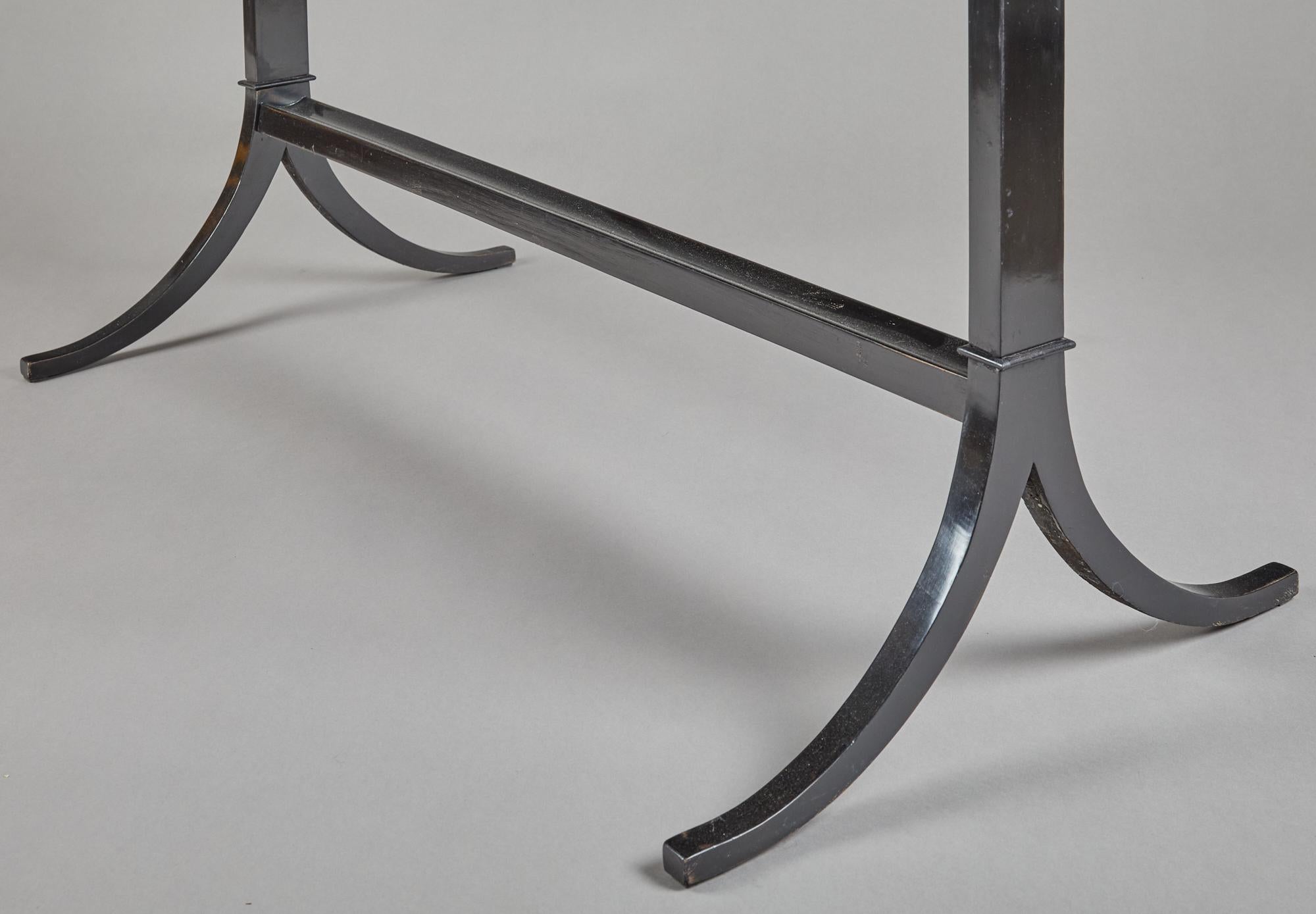 Tavolo in lacca nera in stile Biedermeier in vendita 1
