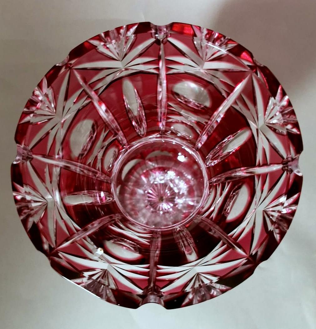 Vase en cristal rouge taillé et meulé de style Biedermeier, Bohemia Crystal en vente 7