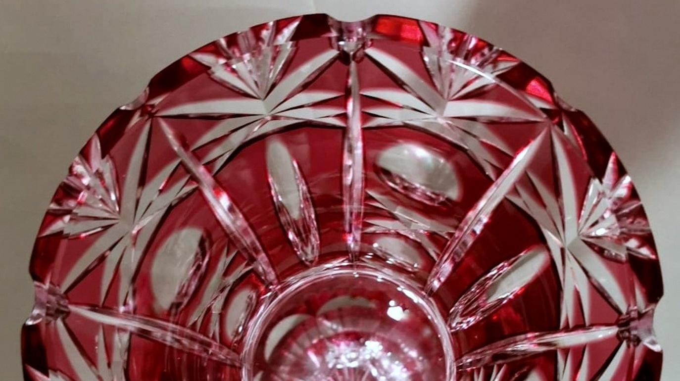 Biedermeier Stil Bohemia Geschliffene und geschliffene rote Kristallvase im Angebot 10