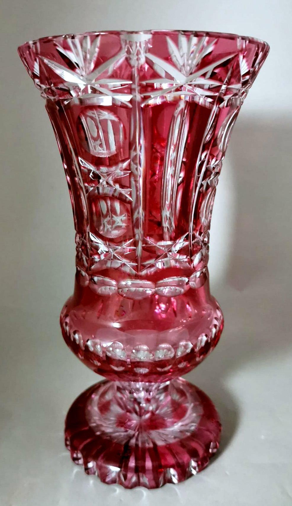 We kindly suggest that you read the entire description, as with it we try to give you detailed technical and historical information to ensure the authenticity of our objects.
Delightful and heavy red crystal vase; made between 1950 and 1955 in
