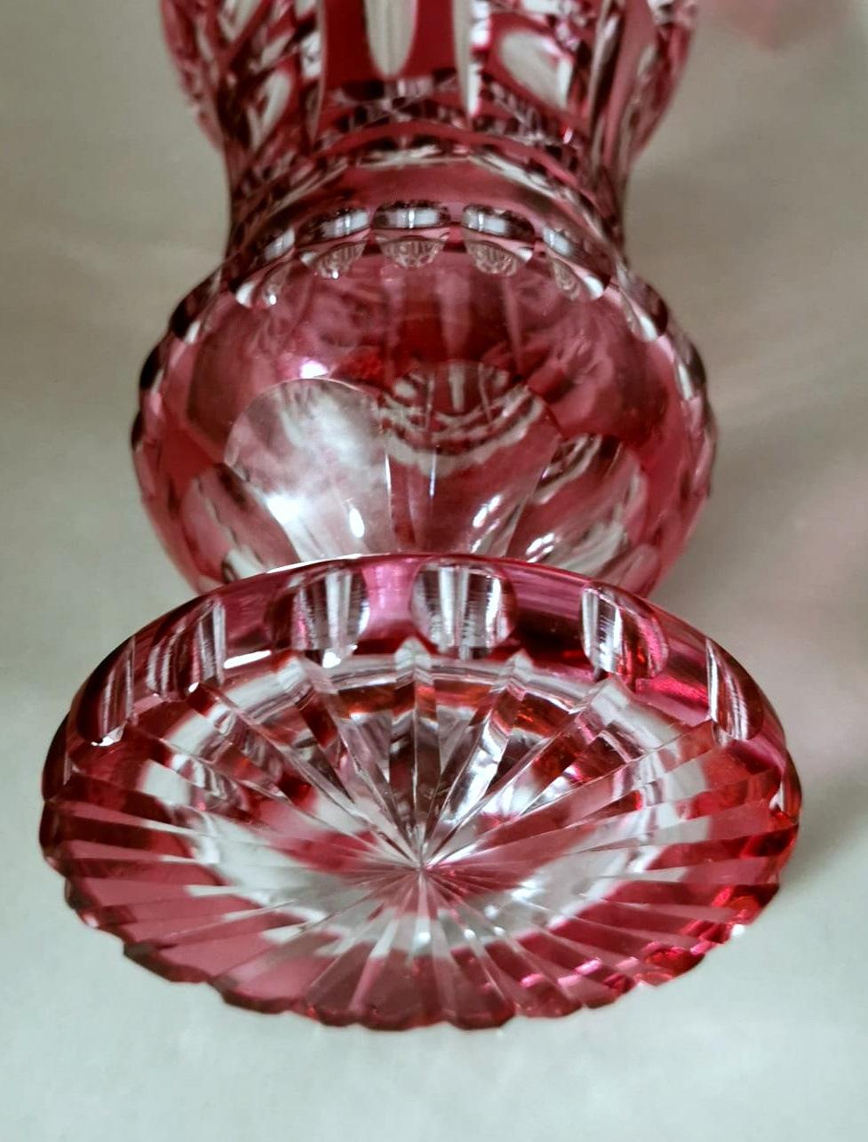 Biedermeier Stil Bohemia Geschliffene und geschliffene rote Kristallvase (20. Jahrhundert) im Angebot