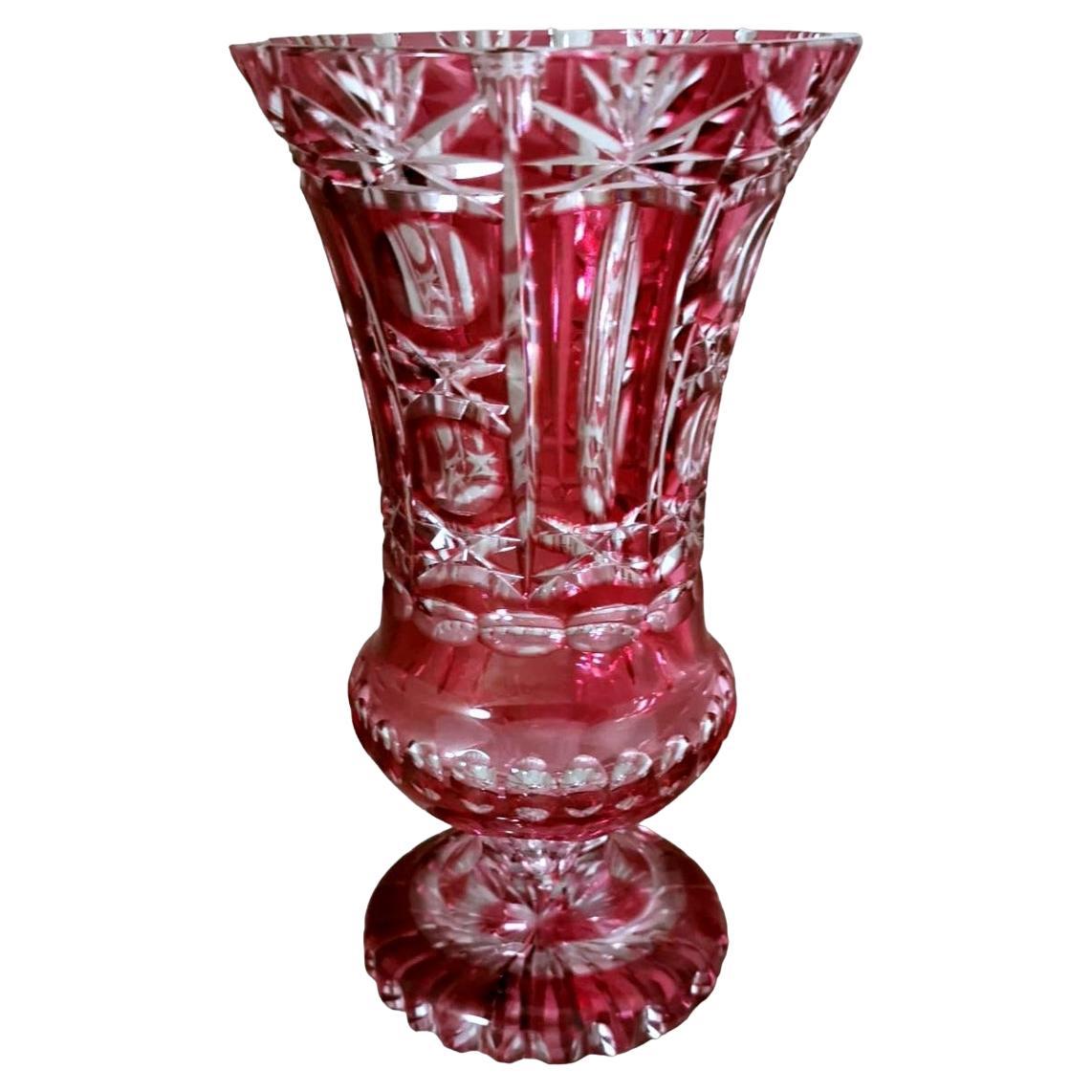 Vase en cristal rouge taillé et meulé de style Biedermeier, Bohemia Crystal