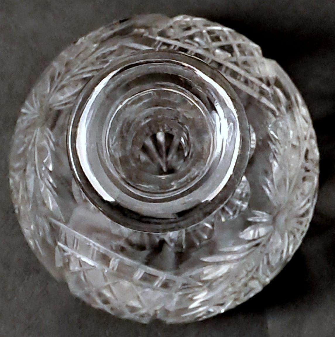 Bouteille à liqueur bohème de style Biedermeier, taillée à la main et fondée en cristal de Bohème. en vente 3
