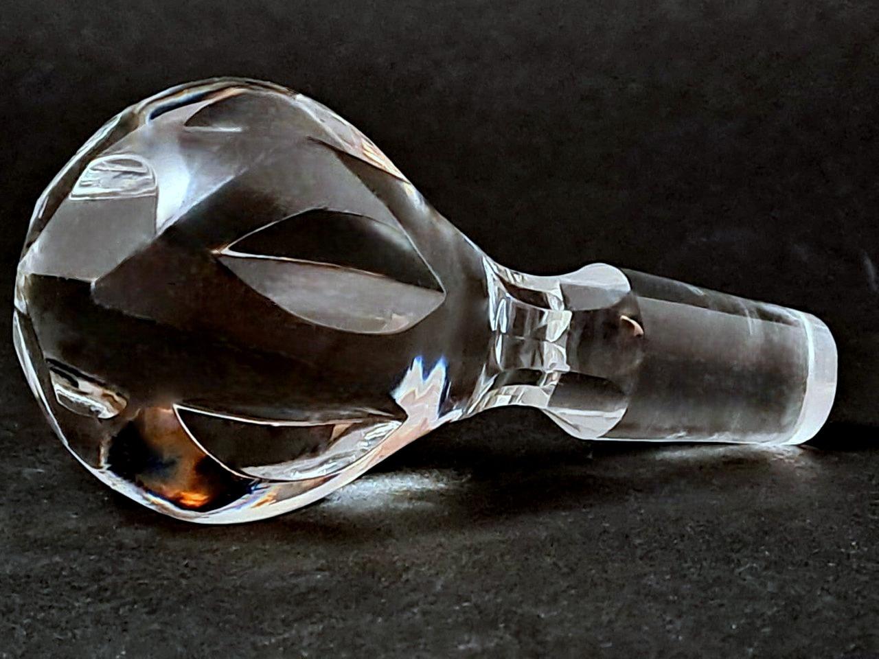 Bouteille à liqueur bohème de style Biedermeier, taillée à la main et fondée en cristal de Bohème. en vente 5