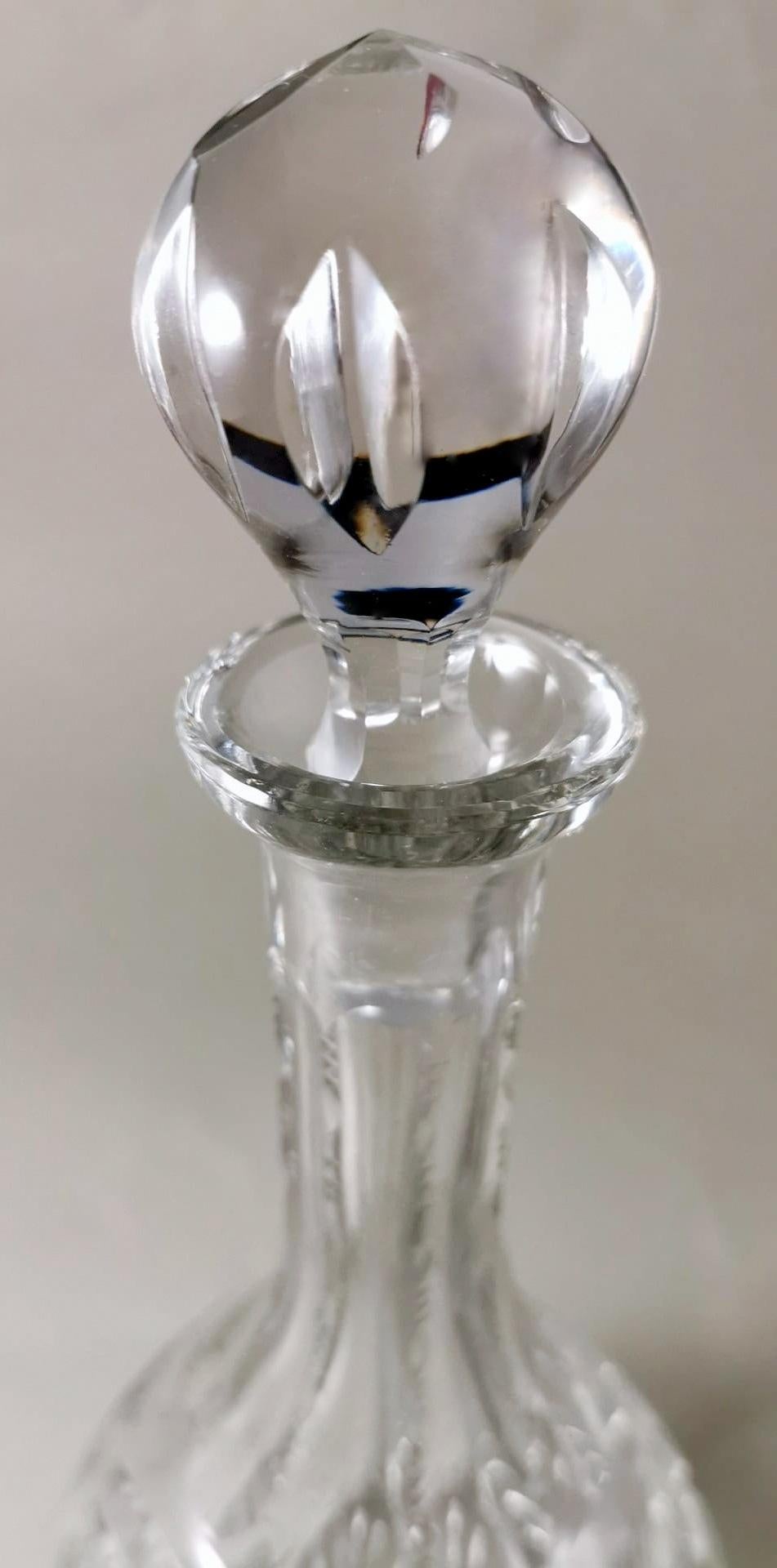 Bouteille à liqueur bohème de style Biedermeier, taillée à la main et fondée en cristal de Bohème. en vente 10