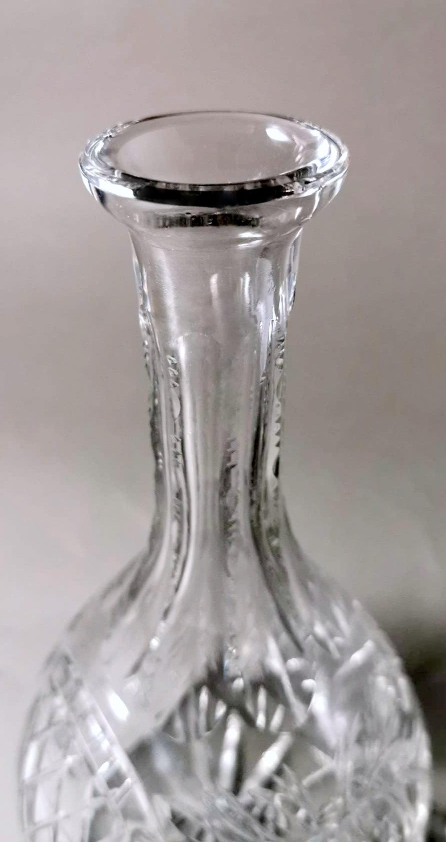 Bouteille à liqueur bohème de style Biedermeier, taillée à la main et fondée en cristal de Bohème. en vente 11