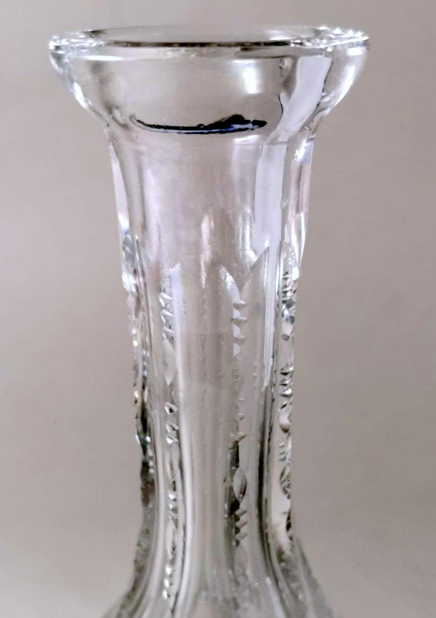 Bouteille à liqueur bohème de style Biedermeier, taillée à la main et fondée en cristal de Bohème. en vente 12