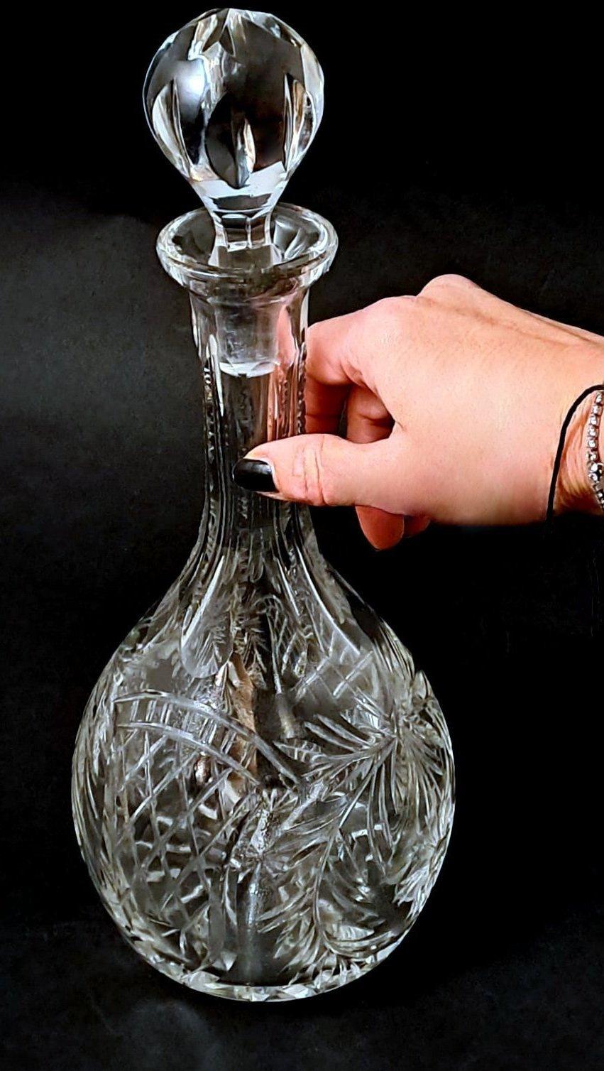 Bouteille à liqueur bohème de style Biedermeier, taillée à la main et fondée en cristal de Bohème. en vente 13