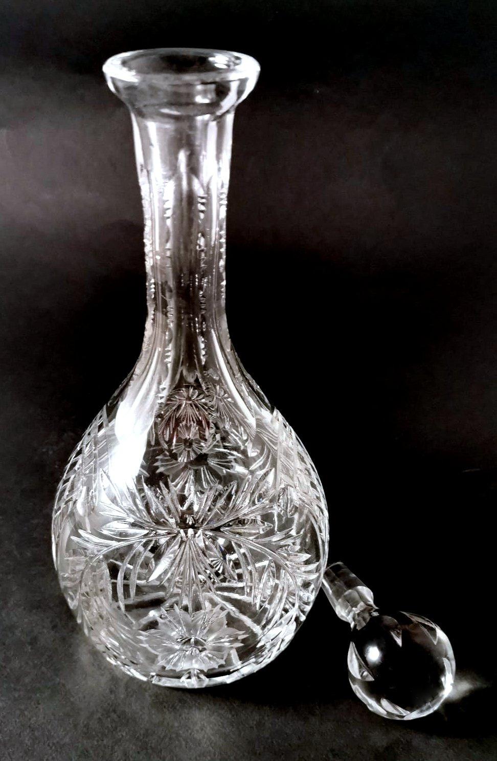 Bouteille à liqueur bohème de style Biedermeier, taillée à la main et fondée en cristal de Bohème. Bon état - En vente à Prato, Tuscany