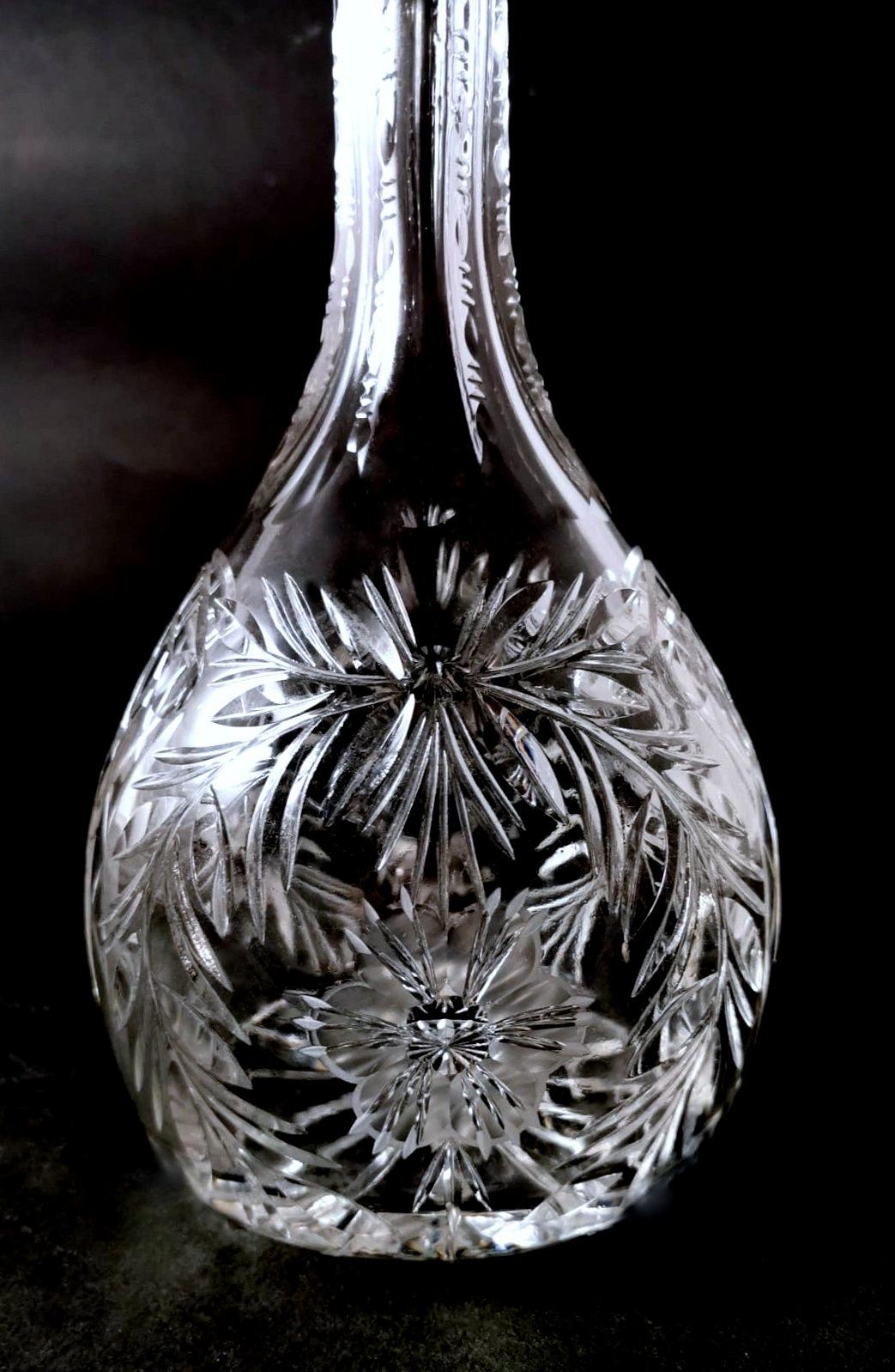 20ième siècle Bouteille à liqueur bohème de style Biedermeier, taillée à la main et fondée en cristal de Bohème. en vente
