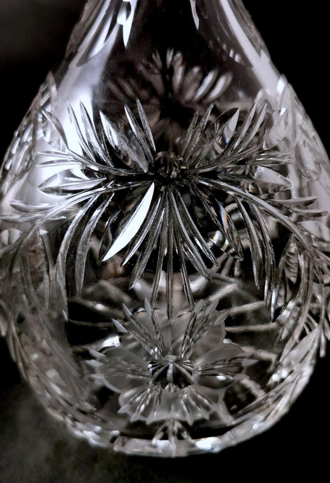 Cristal Bouteille à liqueur bohème de style Biedermeier, taillée à la main et fondée en cristal de Bohème. en vente