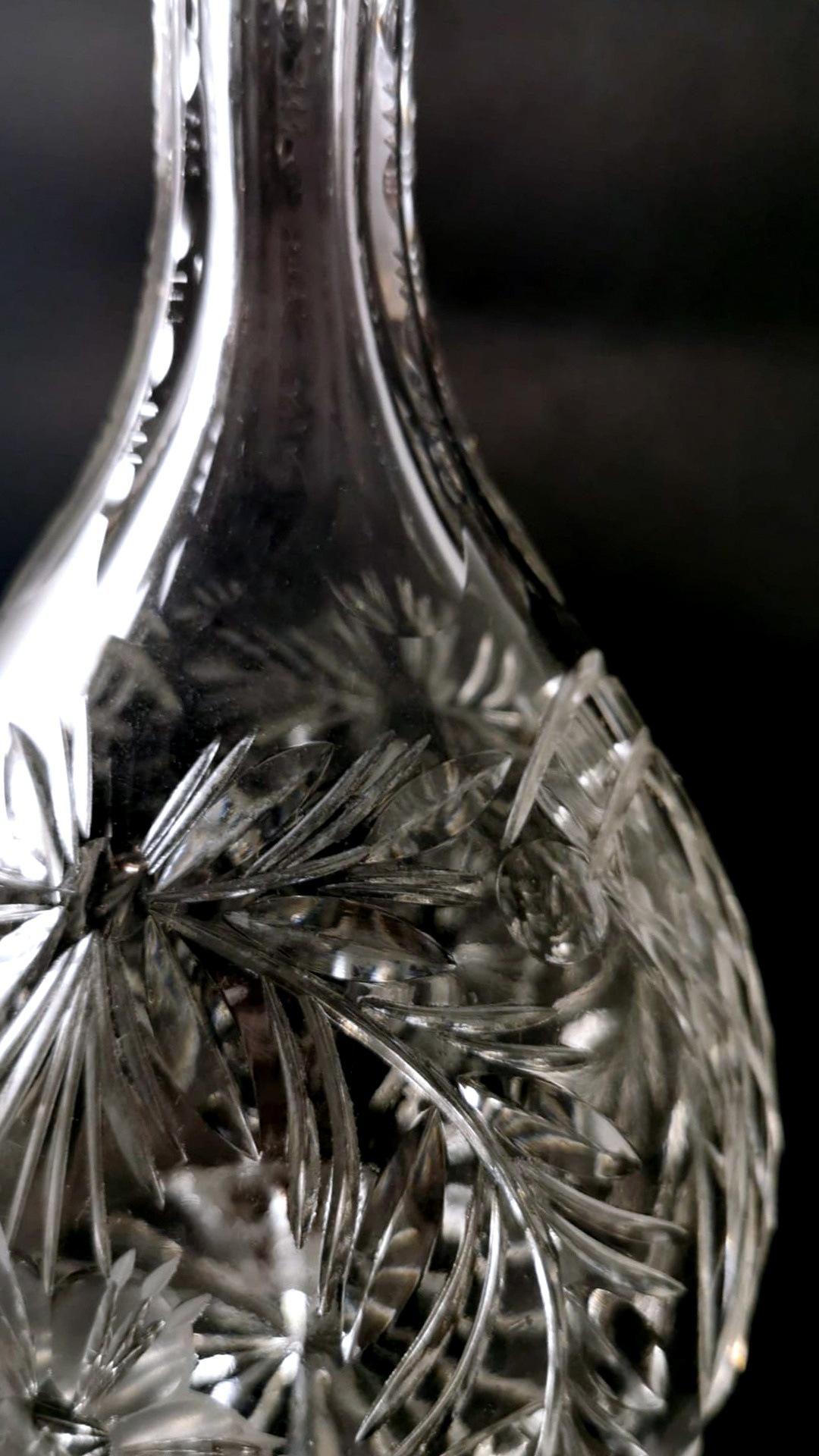Bouteille à liqueur bohème de style Biedermeier, taillée à la main et fondée en cristal de Bohème. en vente 1
