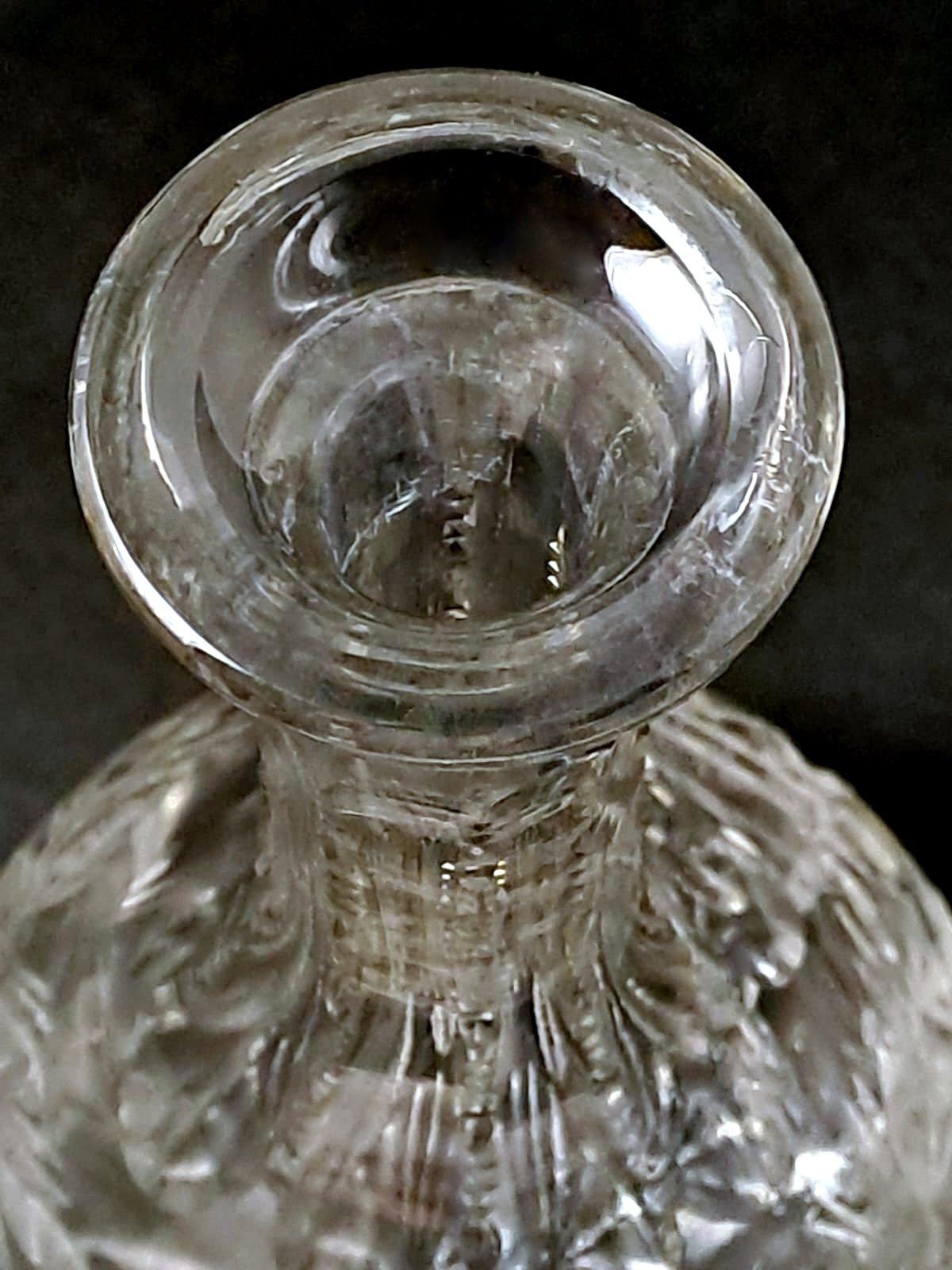 Bouteille à liqueur bohème de style Biedermeier, taillée à la main et fondée en cristal de Bohème. en vente 2