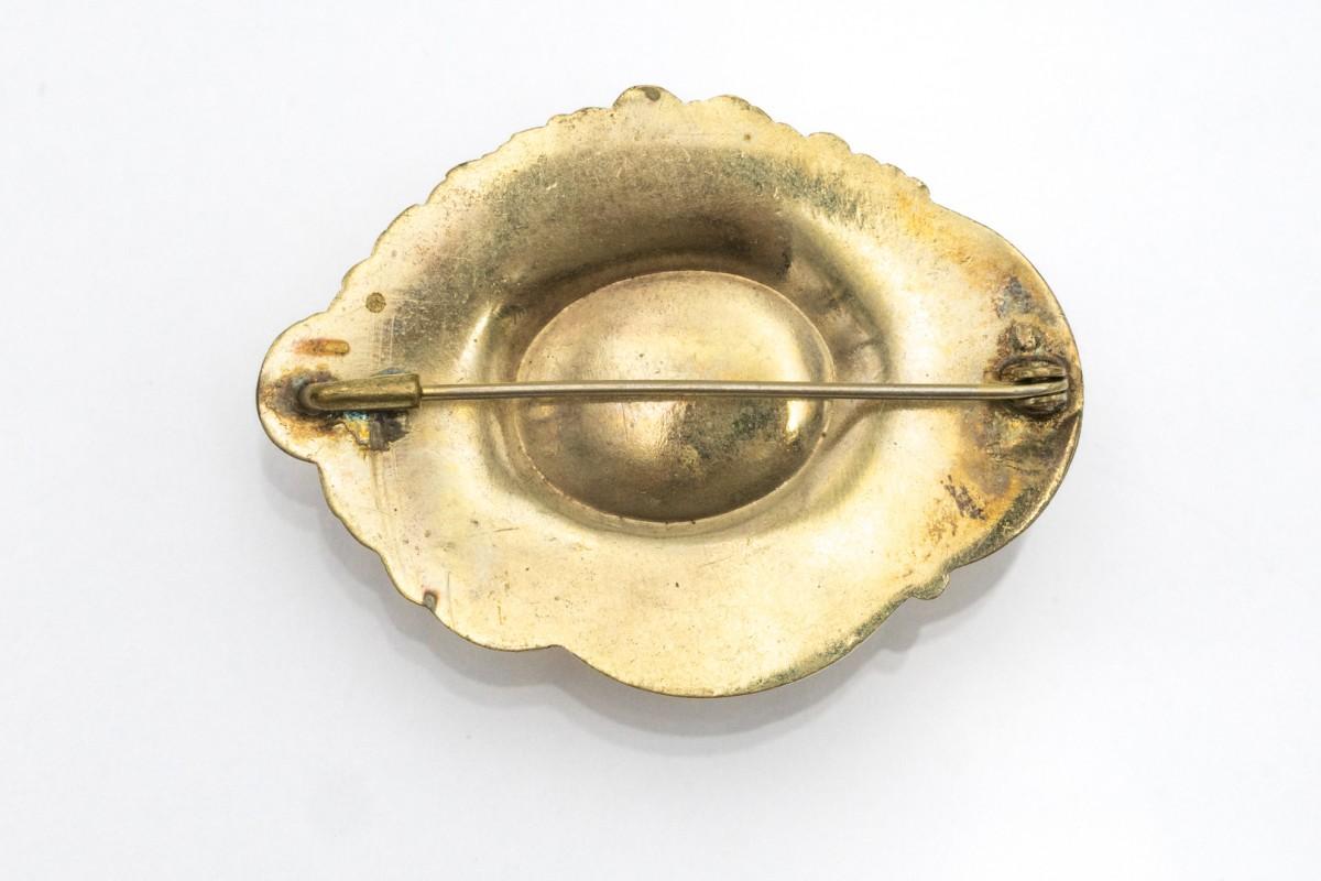 Alte Goldbrosche aus dem Ende des 19. Jahrhunderts im Biedermeier-Stil.

Hergestellt aus vergoldetem Kupfer und Zinklegierung

Herkunft: Westeuropa, 2. Hälfte des 19. Jahrhunderts

Guter Zustand, dem Alter des Produkts entsprechend.

Gewicht: 10.5
