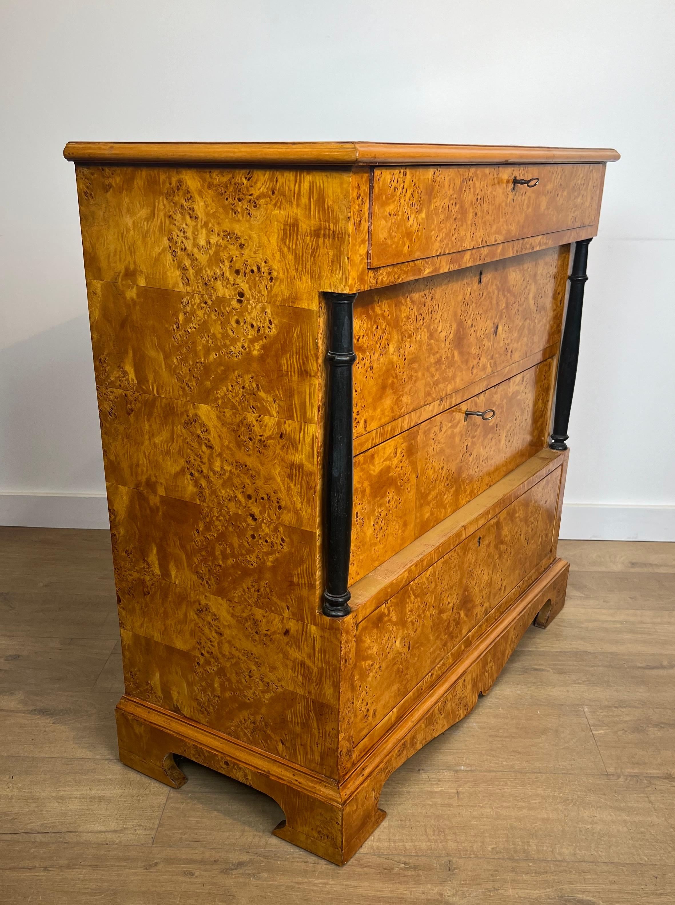Biedermeier Style Chest of Drawers With Four Drawers in Maple. In Good Condition For Sale In Marcq-en-Barœul, Hauts-de-France