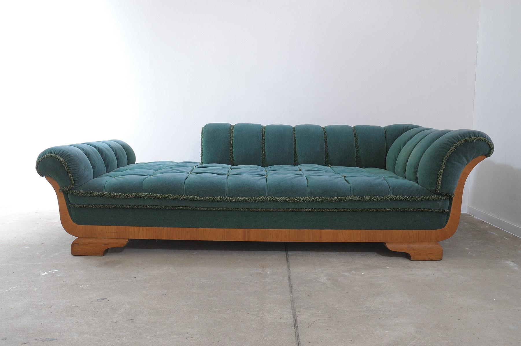 Dieses Tagesbett wurde in den 1950er Jahren in der ehemaligen Tschechoslowakei im Biedermeier-Stil hergestellt. Er hat eine Holzstruktur, die mit Buchenholz furniert und mit einem Stoff bezogen ist.

Sofa ist in gutem baulichen Zustand, zeigt