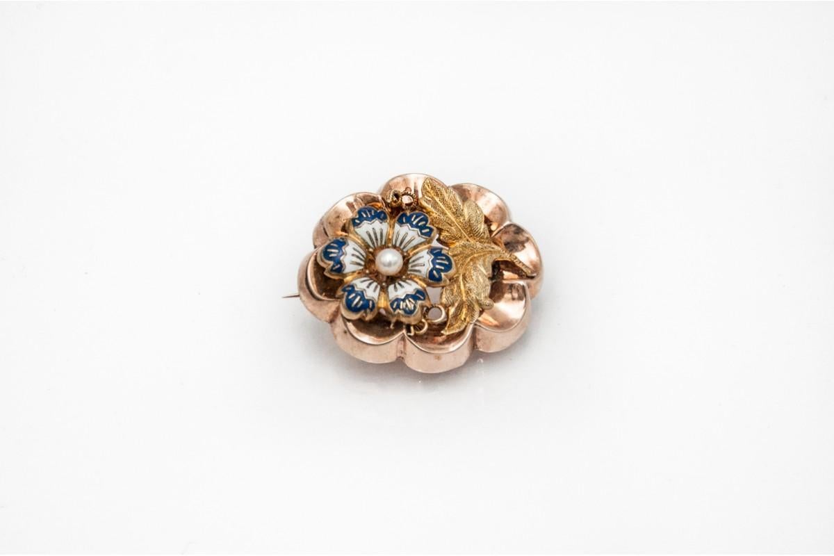 Victorian Biedermeier style demi-parure, gold enamel brooch and earrings, 1840-1850s. For Sale