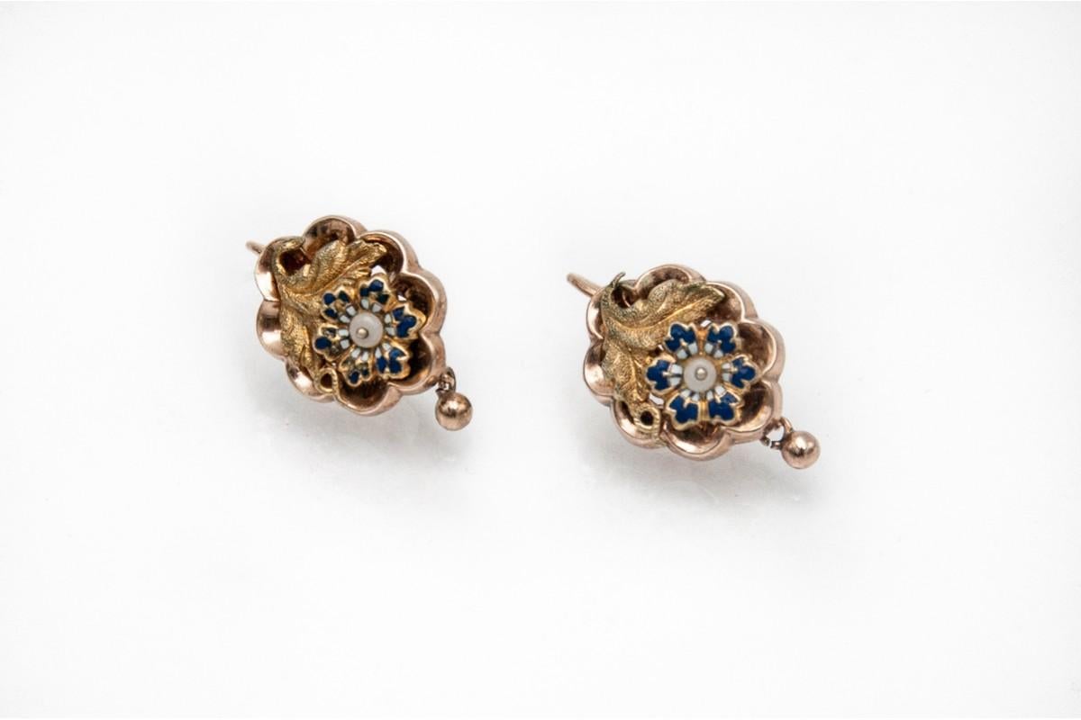 Round Cut Biedermeier style demi-parure, gold enamel brooch and earrings, 1840-1850s. For Sale