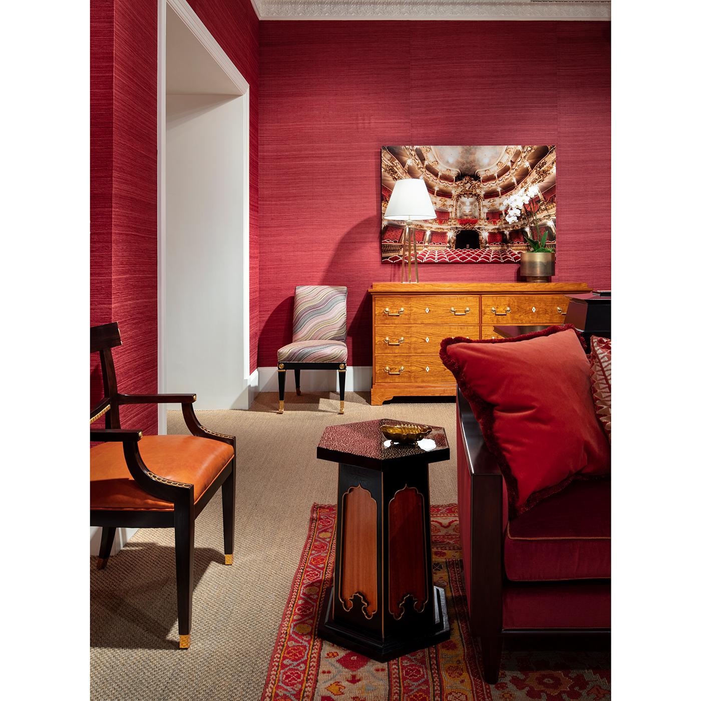 Una cómoda Biedermeier, los detalles arquitectónicos brillan en la cómoda larga de seis cajones con tiradores de latón y escudos con acabado marfil. Preciosa tapa de cómoda escalonada y pies de ménsula. Cerezo macizo y chapas, y guías de cajón de