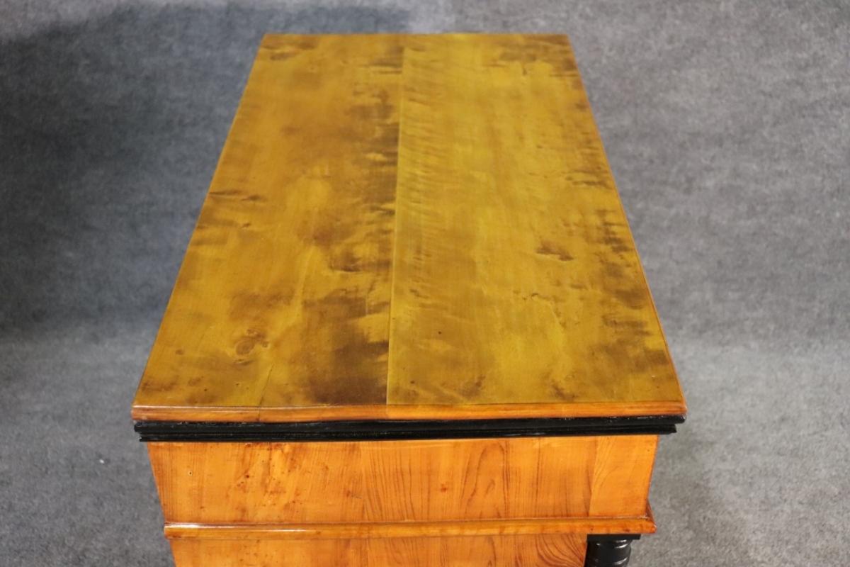 XX secolo Comò a quattro cassetti in betulla ebanizzata in stile Biedermeier Circa 1890 in vendita