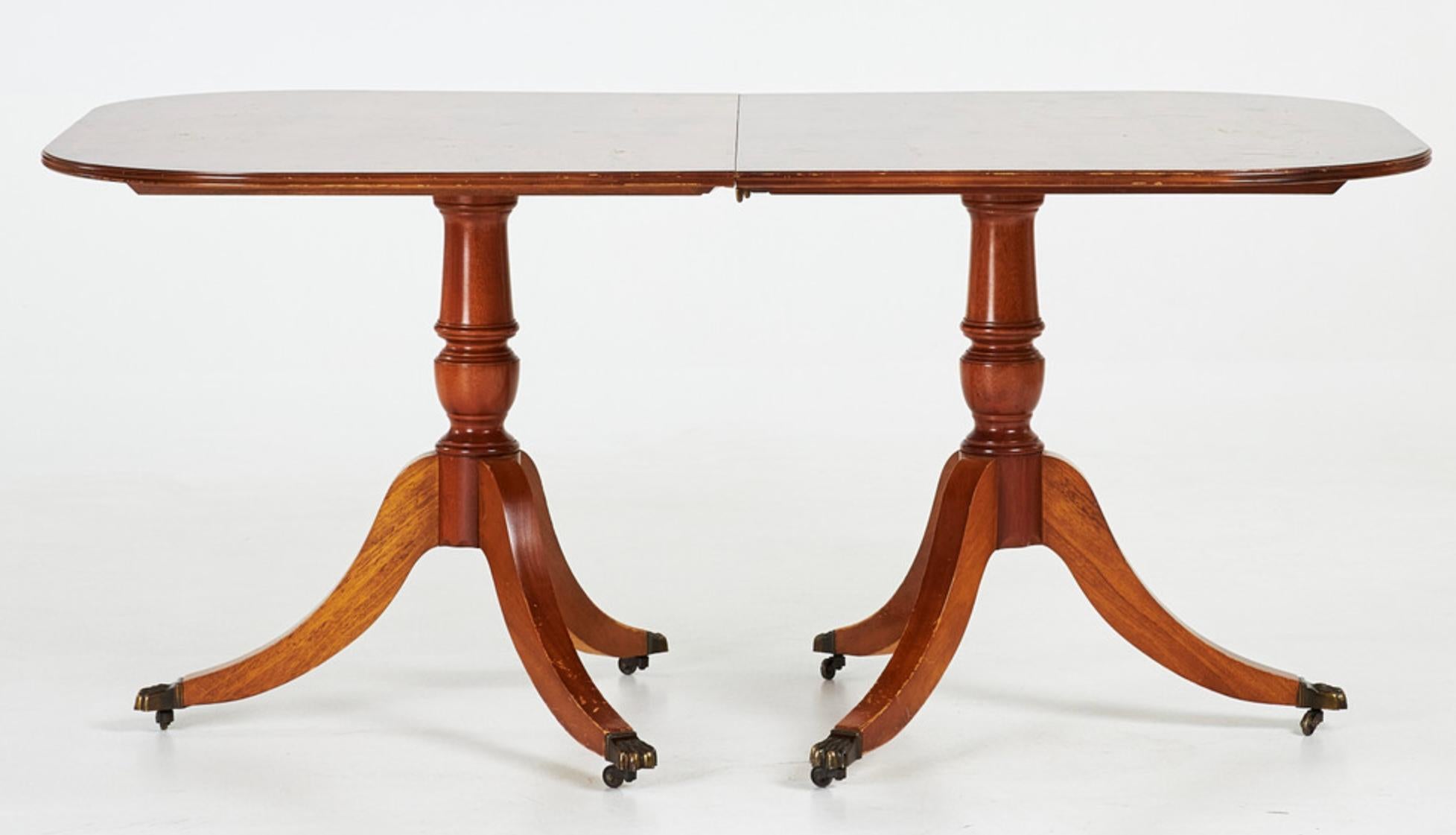 Seltener ausziehbarer Esstisch im Biedermeier-Stil der 1950er Jahre mit hochwertigen, gesteppten Mahagoni-Furnieren, die vor dem Versand vollständig neu poliert werden.

Schön geschwungene Beine auf einem gedrechselten Säulensockel für jeden