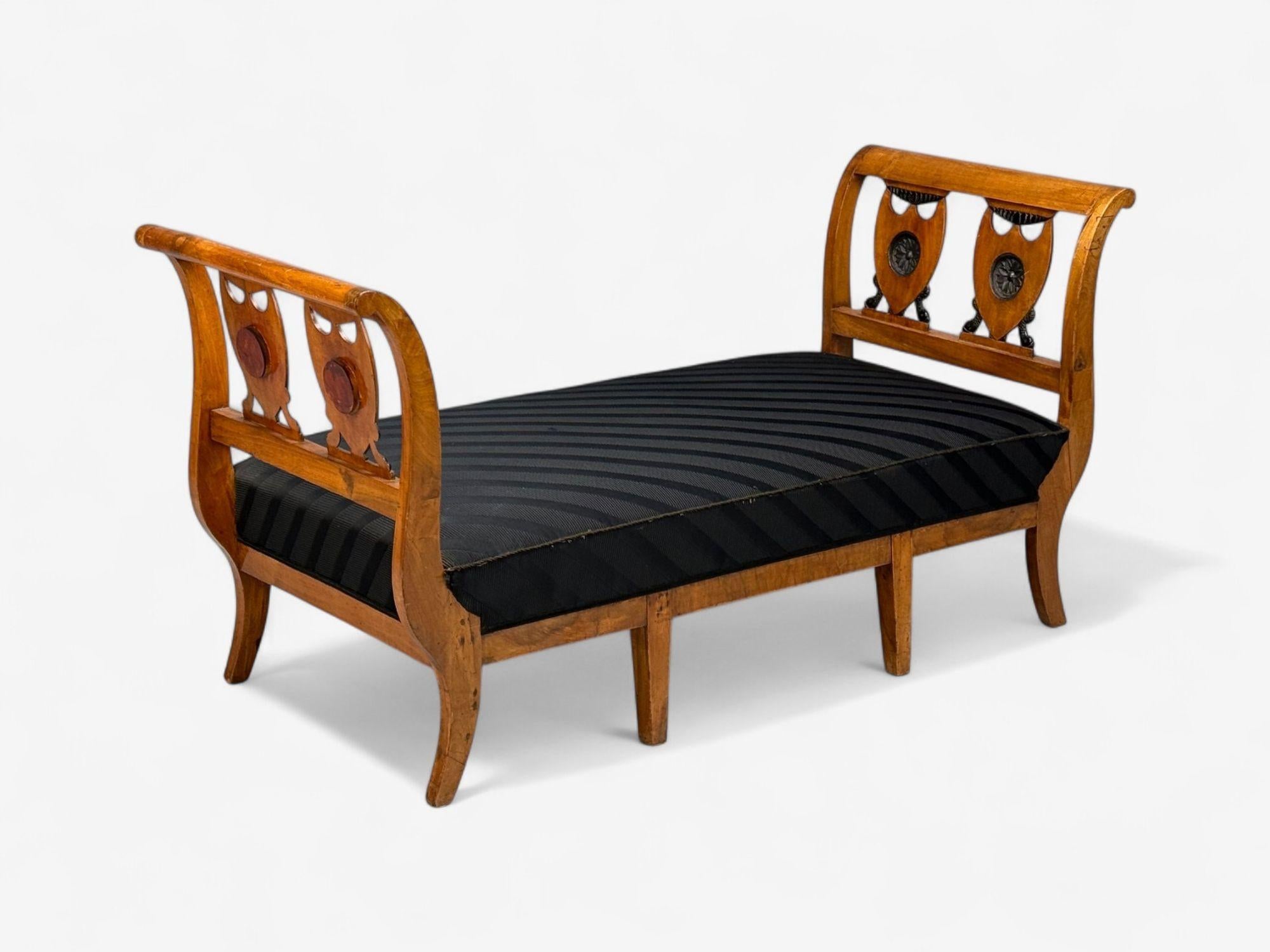 Biedermeier Style, Neoclassical, Fruitwood, Black Fabric, Daybed, USA, 19th c.

A fabric and fruitwood daybed in the Biedermeier style having been designed and produced in the United States in the later half of the 19th century. This example
