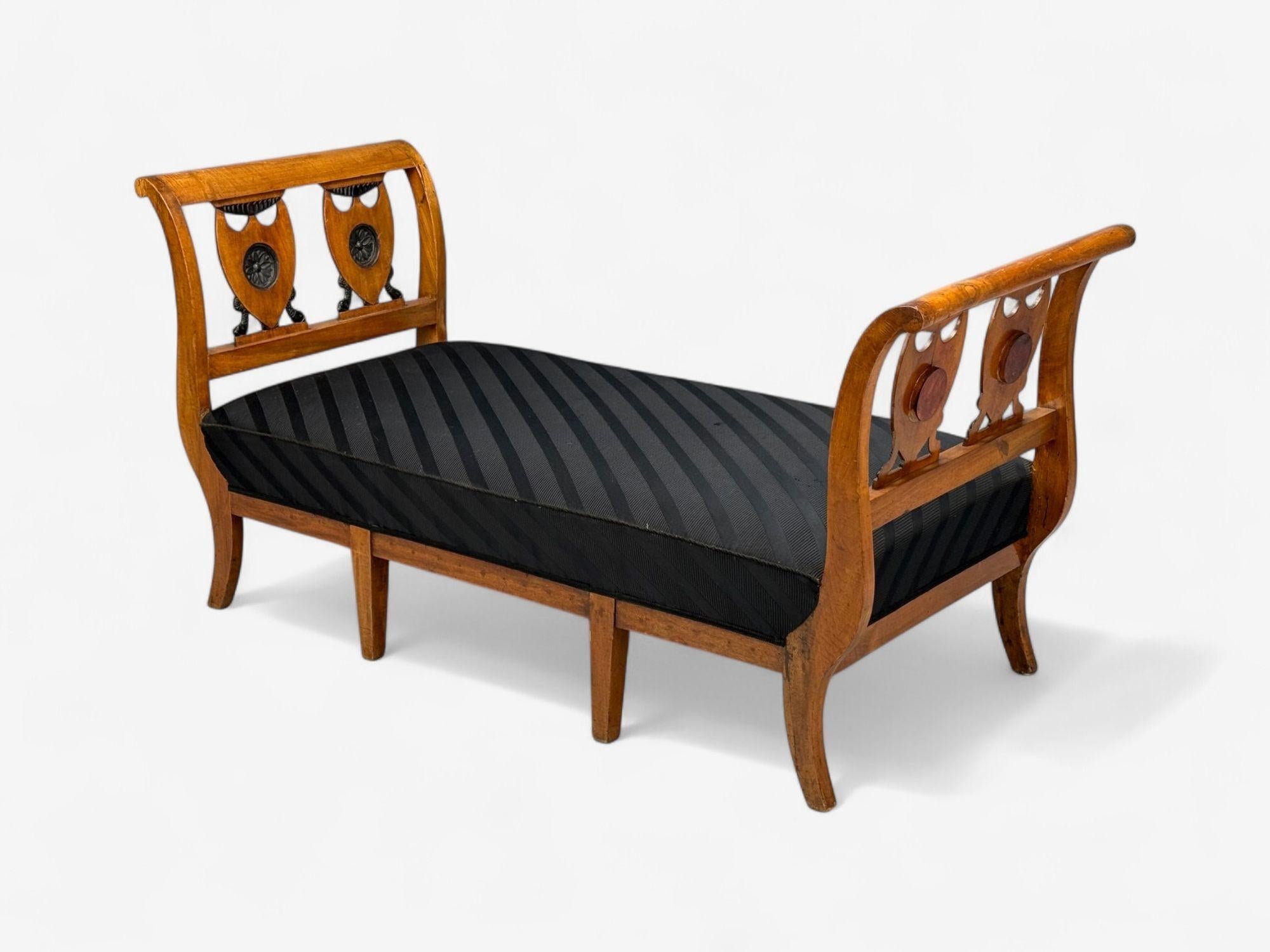 Biedermeier Style, Fruitwood, Black Fabric, Daybed, USA, 19th c. In Good Condition For Sale In Manhasset, NY