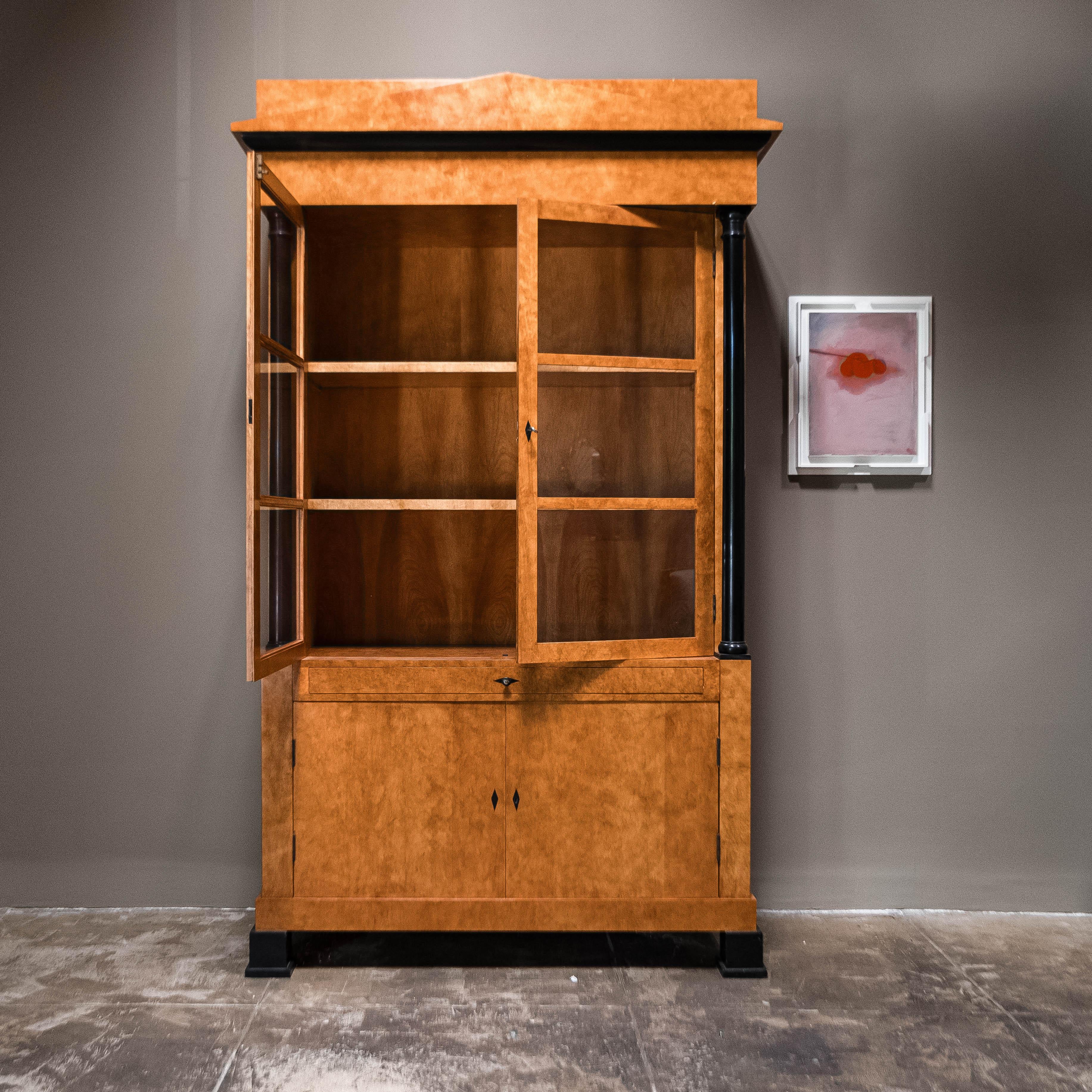 Vetrina in legno di frutta in stile Biedermeier, inizio XIX secolo In condizioni buone in vendita a Los Angeles, CA