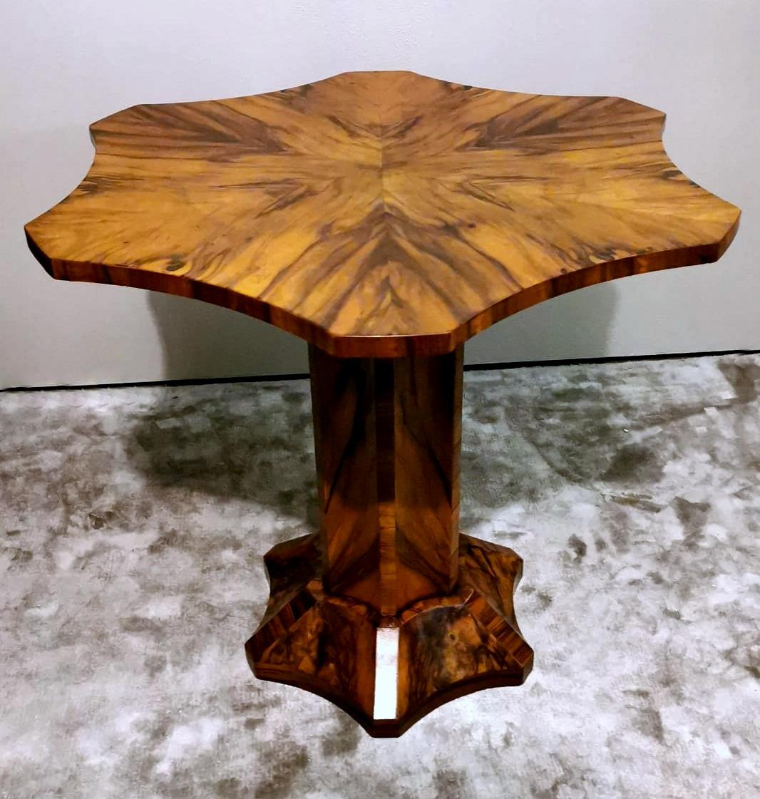 We kindly suggest that you read the entire description, as with it we try to give you detailed technical and historical information to guarantee the authenticity of our objects.
Refined and rare Italian Biedermeier-style coffee table; the particular