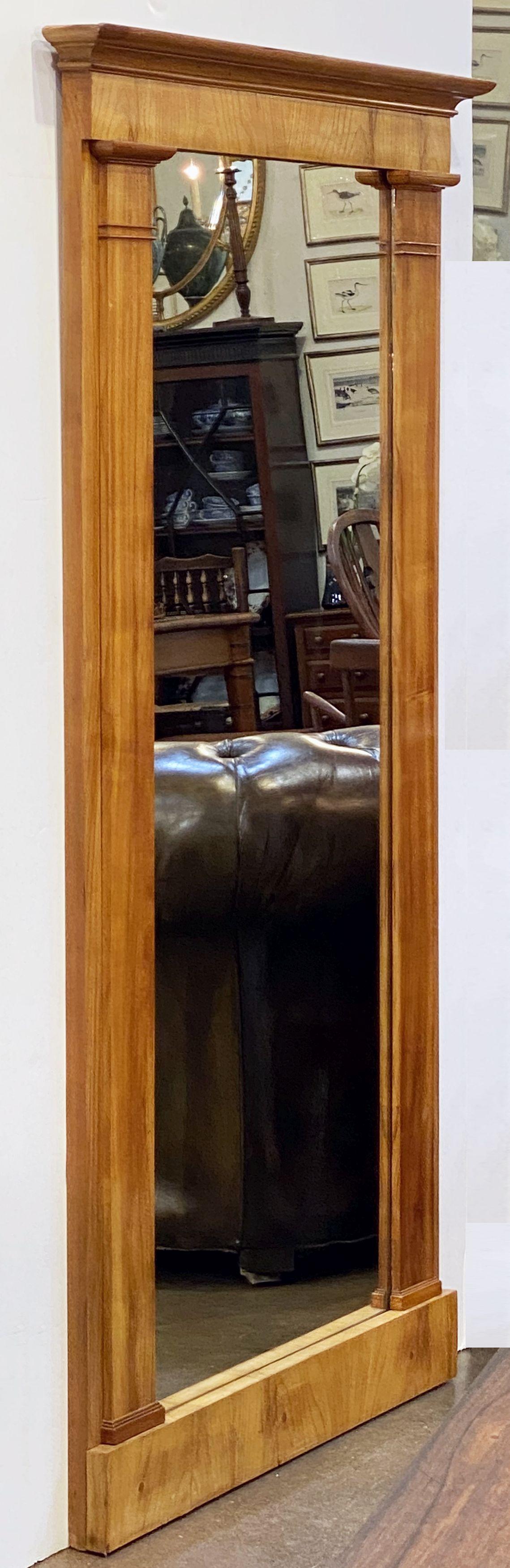 Ein hoher eleganter französischer Pfeilerspiegel aus dem 19. Jahrhundert im Biedermeier-Stil mit einem schönen Rahmen aus Kirschholz mit einer weichen, reichen Patina. Perfekt als Wand- oder Flurspiegel oder als bodenlanger Ankleidespiegel. 

Die