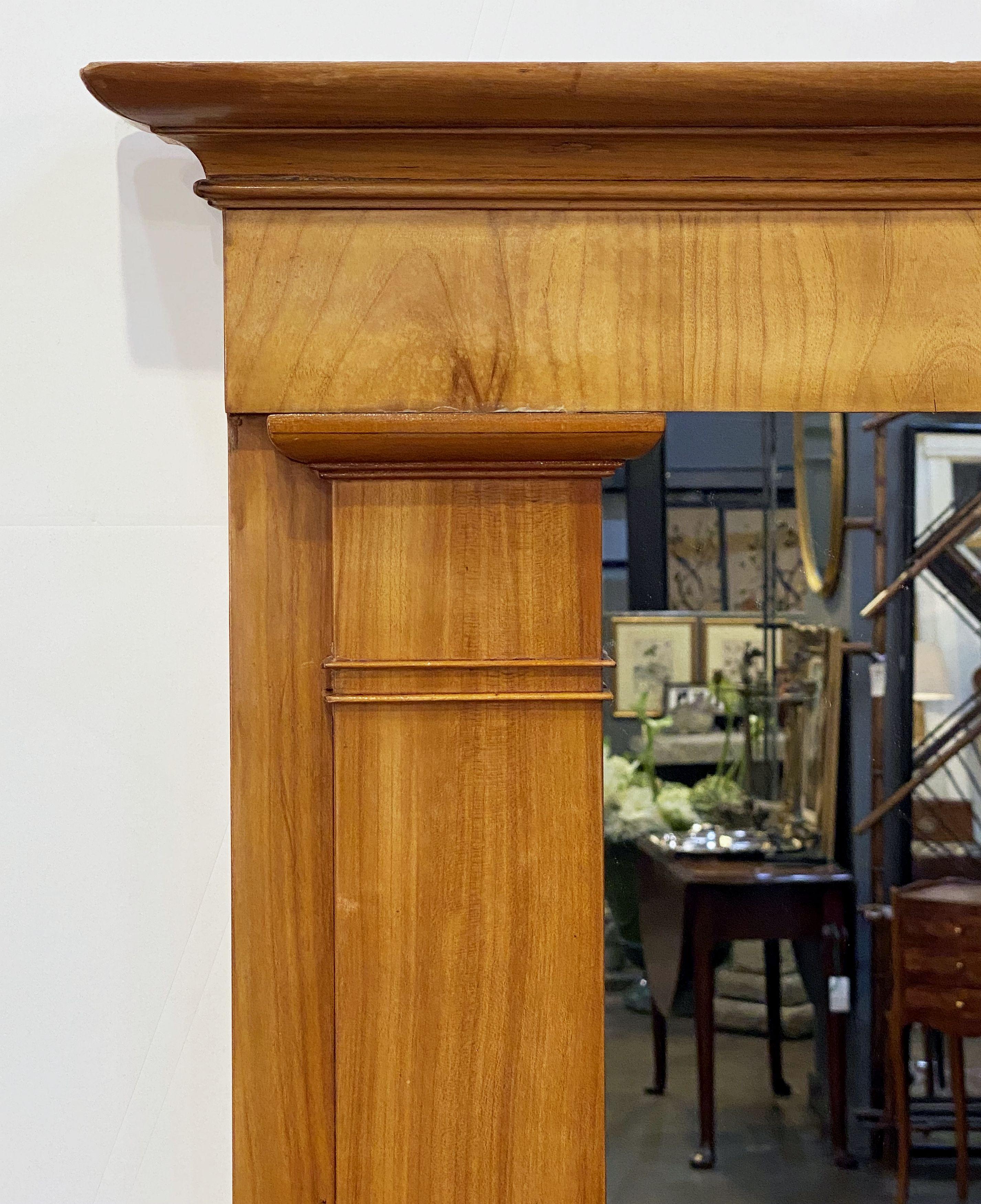 Specchio da molo in stile Biedermeier in ciliegio dalla Francia  (H. 62 1/4 x L. 36 1/2) In condizioni buone in vendita a Austin, TX