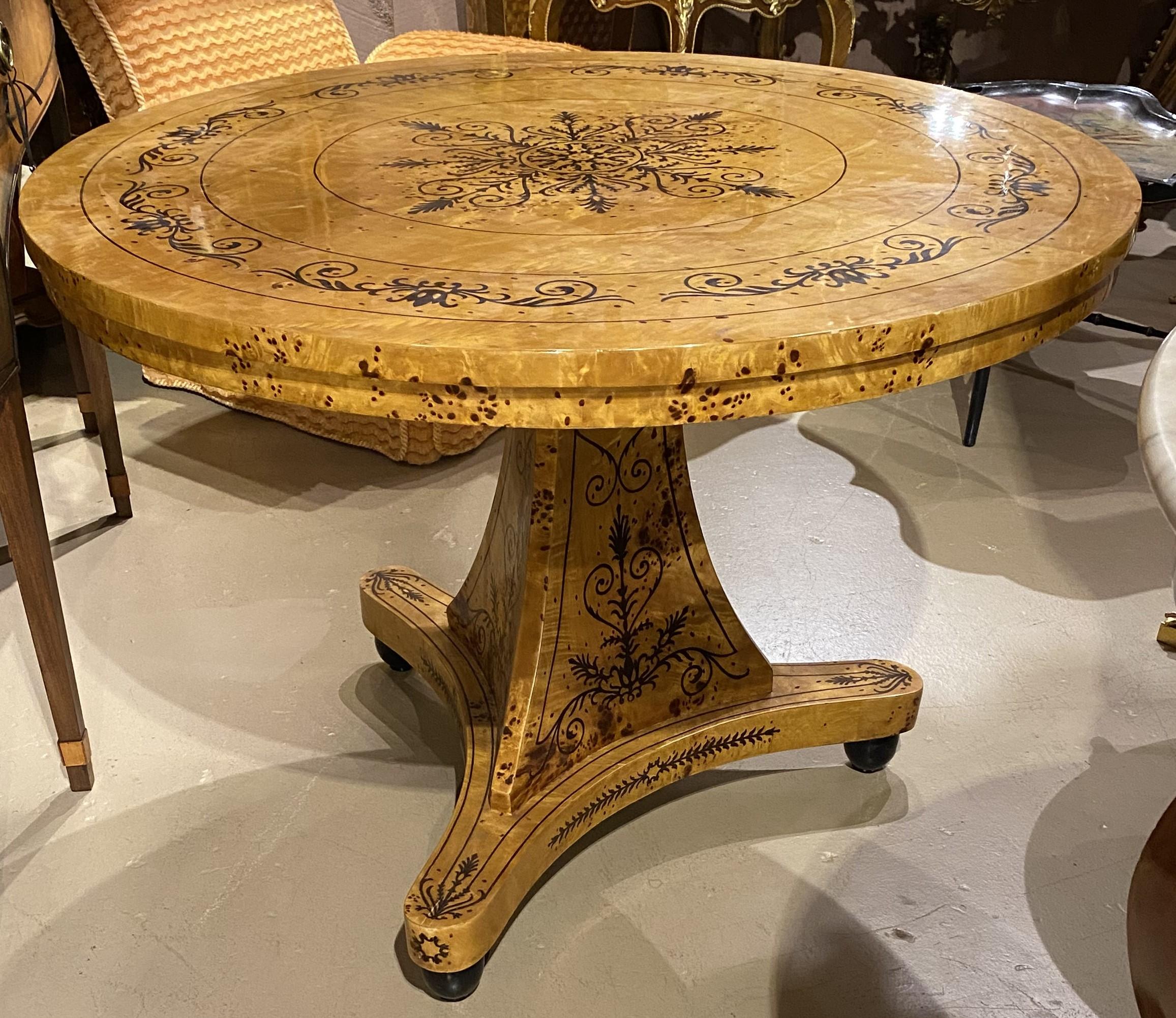 Européen Table centrale ronde en bois de ronce de style Biedermeier en vente