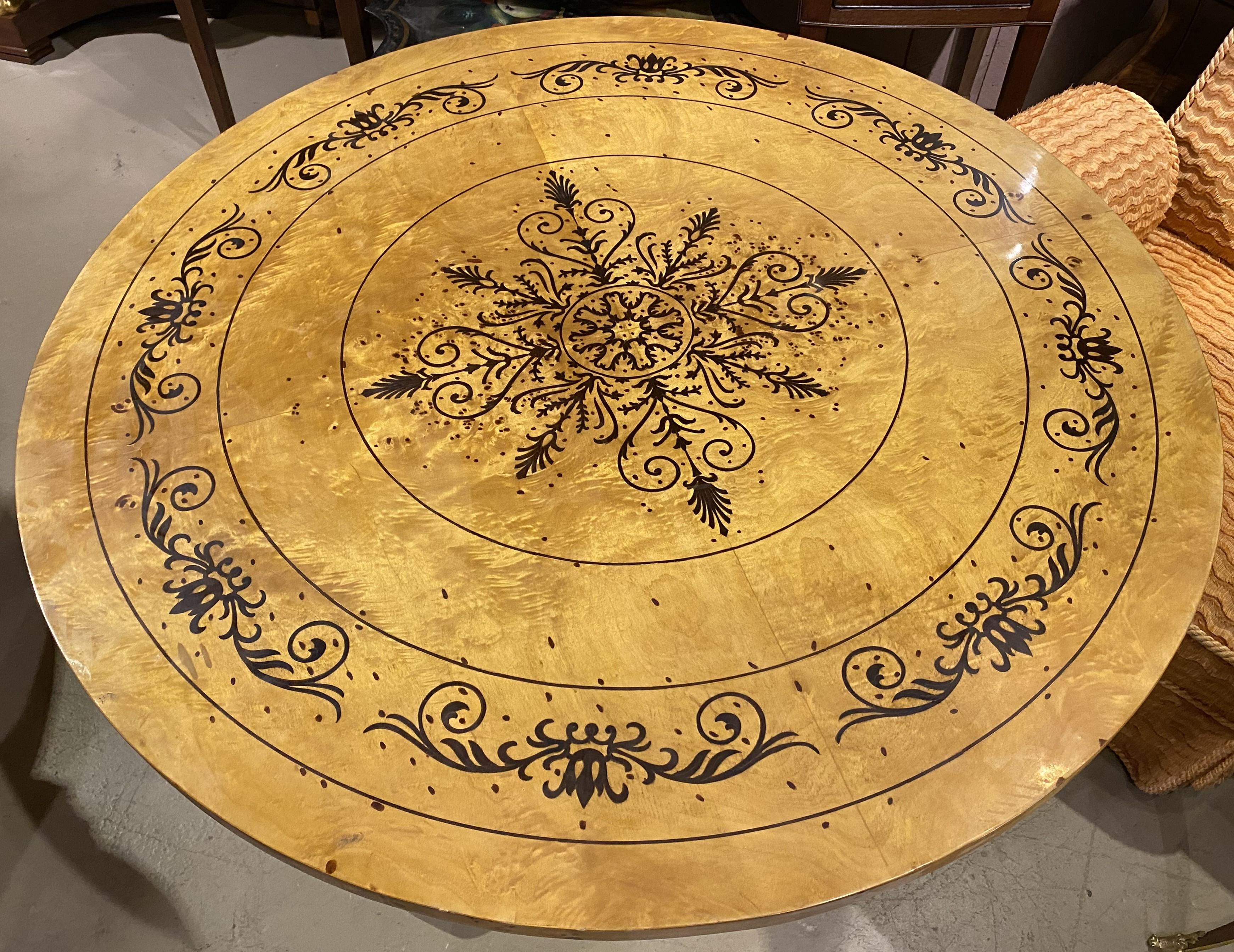 Sculpté à la main Table centrale ronde en bois de ronce de style Biedermeier en vente
