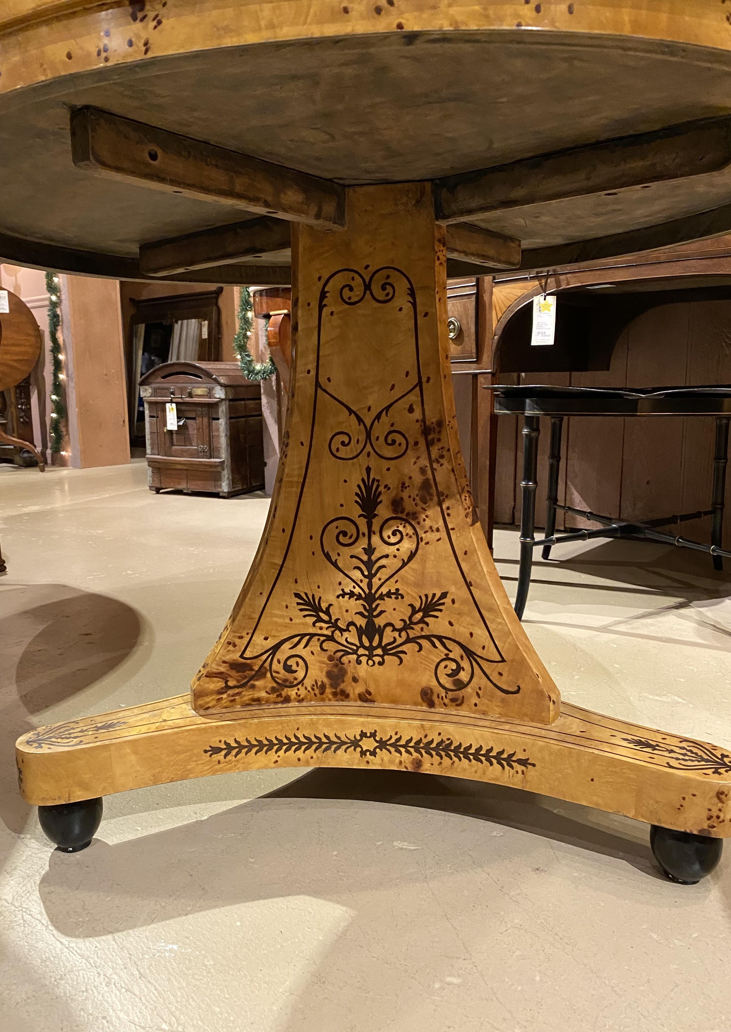 Table centrale ronde en bois de ronce de style Biedermeier Bon état - En vente à Milford, NH